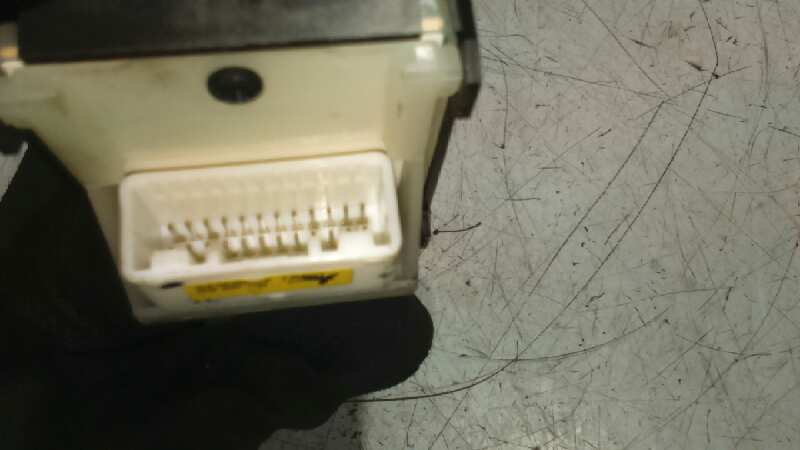 MANDO ELEVALUNAS DELANTERO IZQUIERDO TOYOTA AVENSIS BERLINA (T25) - vista 3