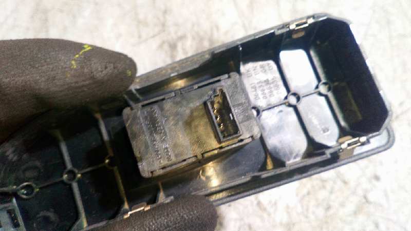 MANDO ELEVALUNAS DELANTERO DERECHO BMW SERIE 1 BERLINA (E81/E87) - vista 3