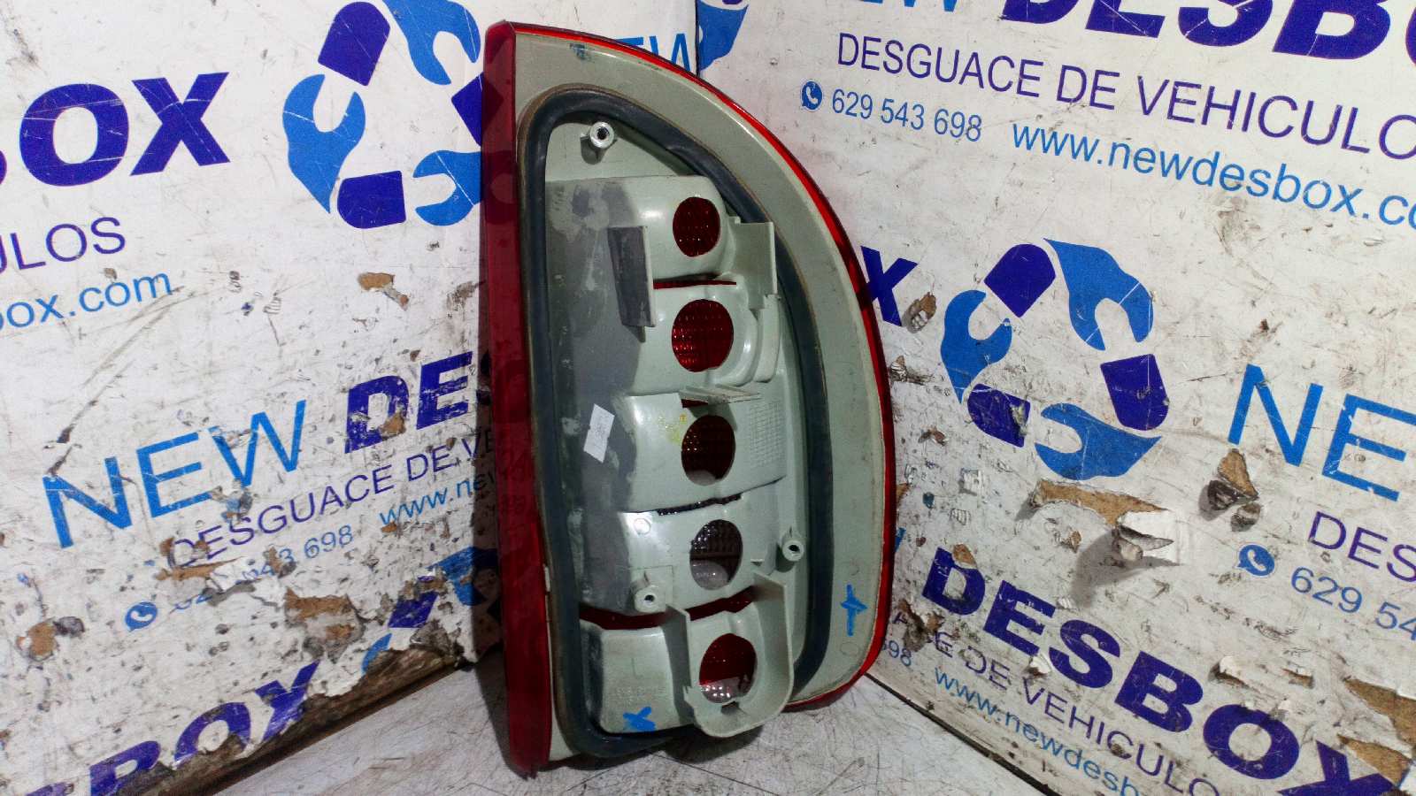 PILOTO TRASERO IZQUIERDO OPEL CORSA B - vista 2