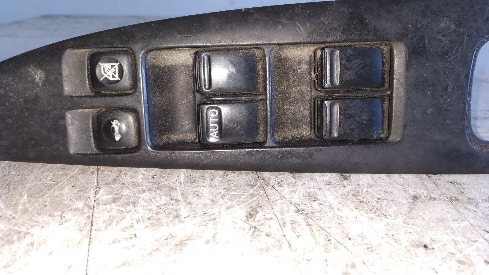 MANDO ELEVALUNAS DELANTERO IZQUIERDO NISSAN PRIMERA BERLINA (P12) - vista 6