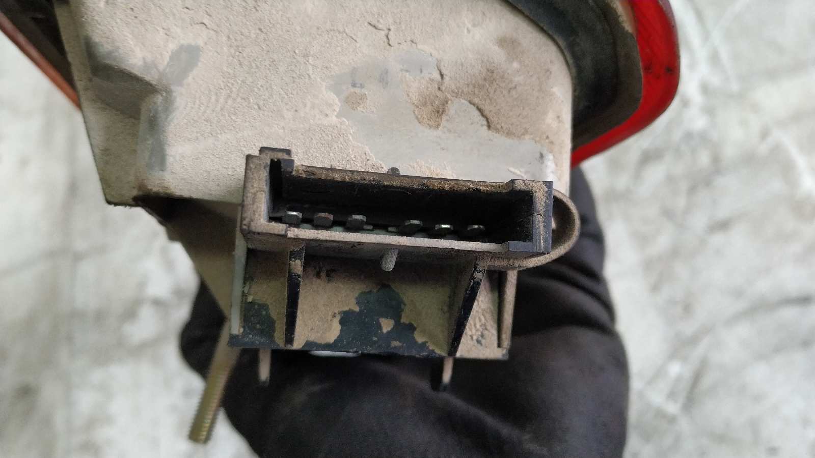 PILOTO TRASERO IZQUIERDO FORD FIESTA BERL./COURIER - vista 4