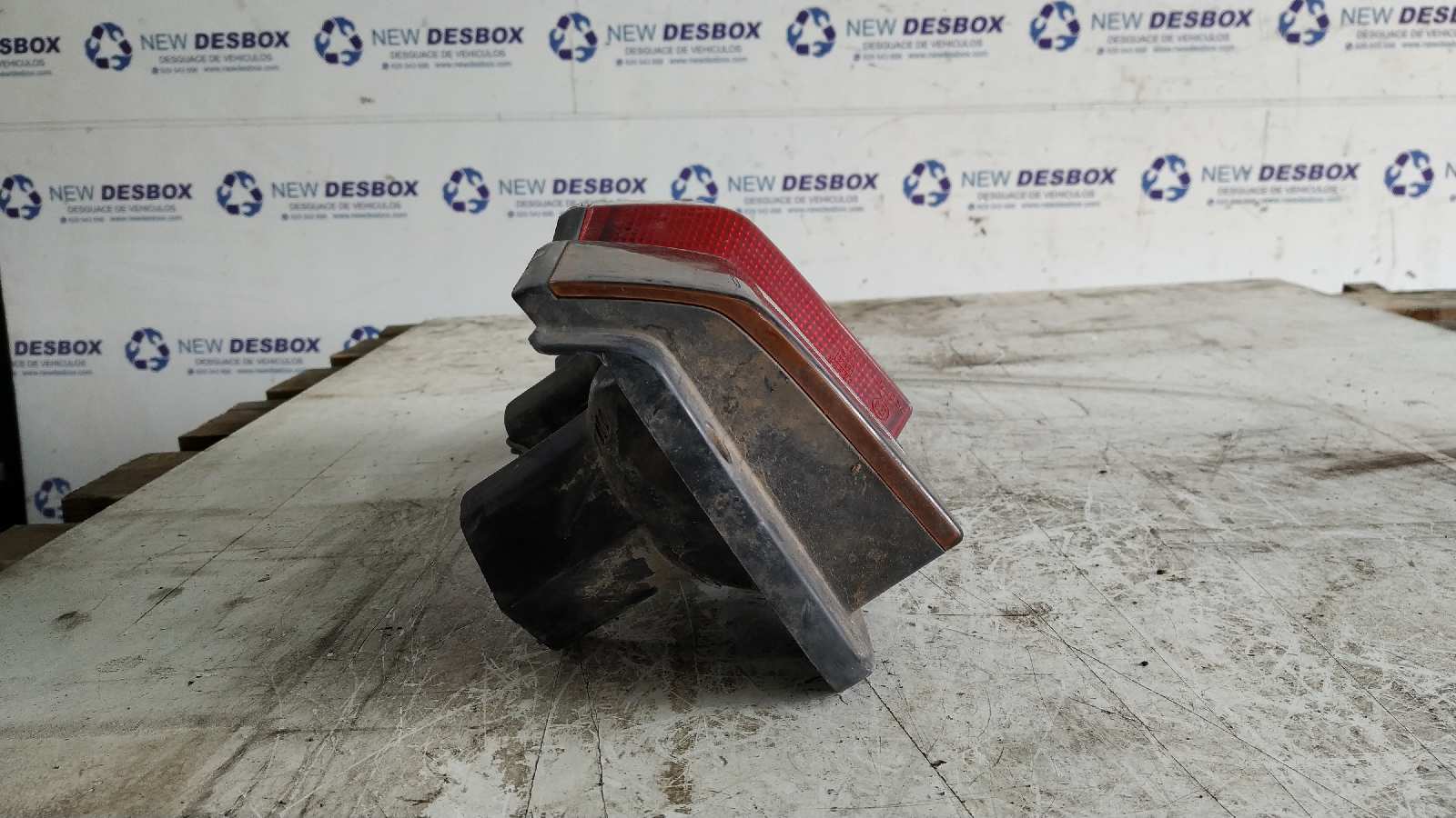 PILOTO TRASERO DERECHO NISSAN VANETTE (C 220) - vista 2