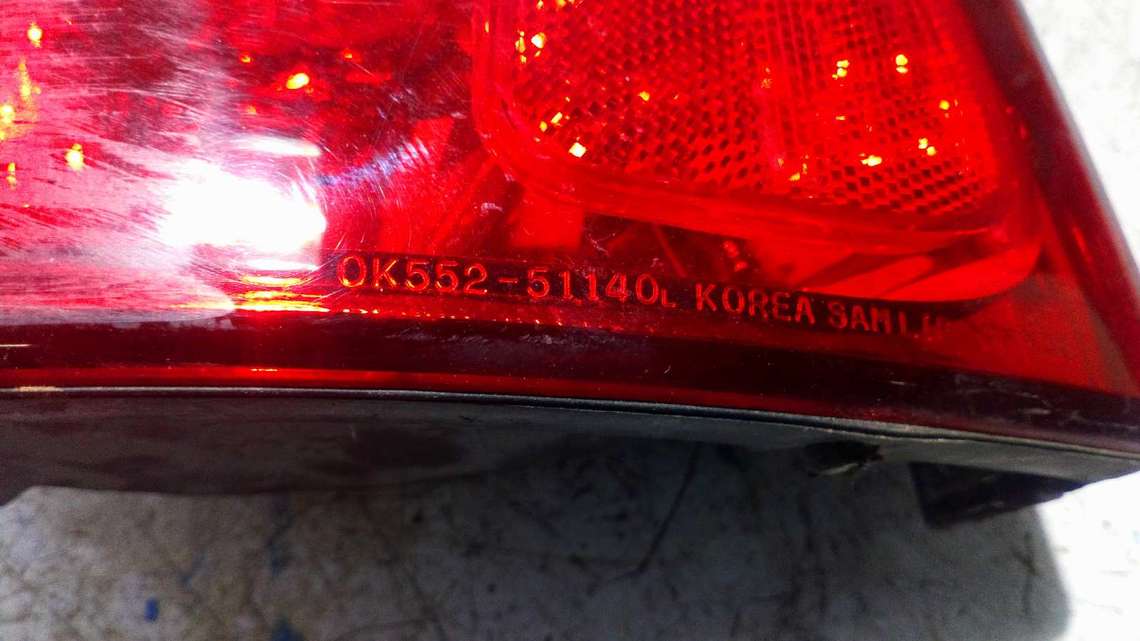 PILOTO TRASERO IZQUIERDO KIA CARNIVAL 2.9 - vista 2