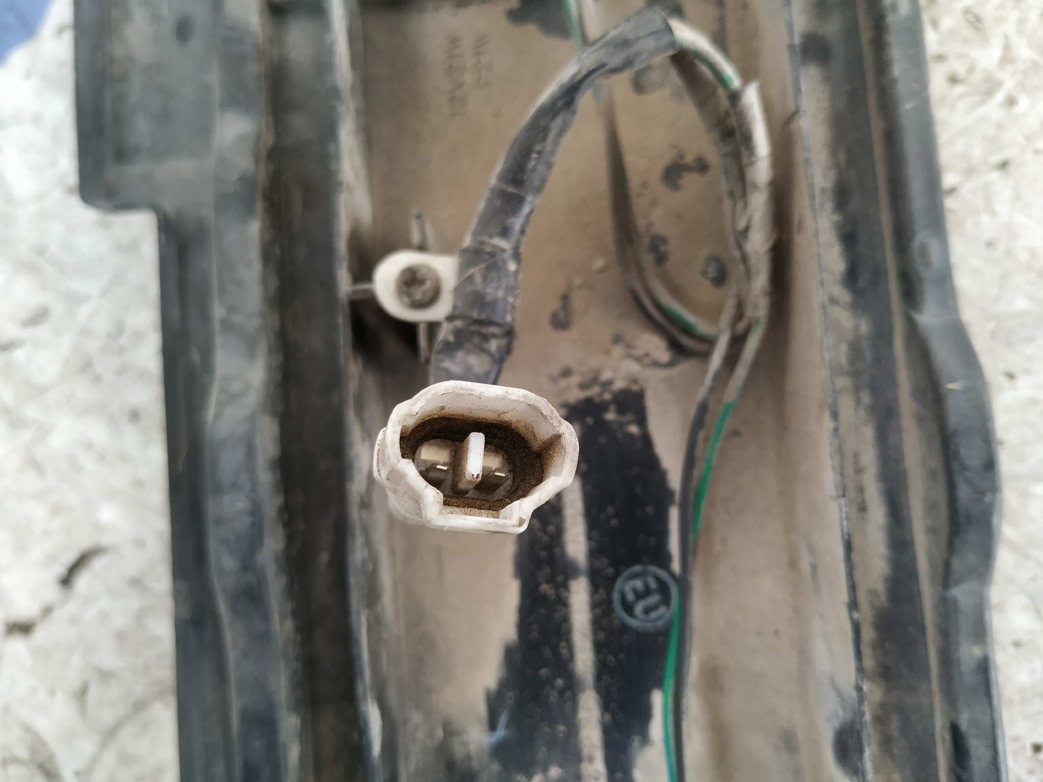 PILOTO TRASERO CENTRAL SUZUKI SWIFT SF BERLINA (MA) - vista 2