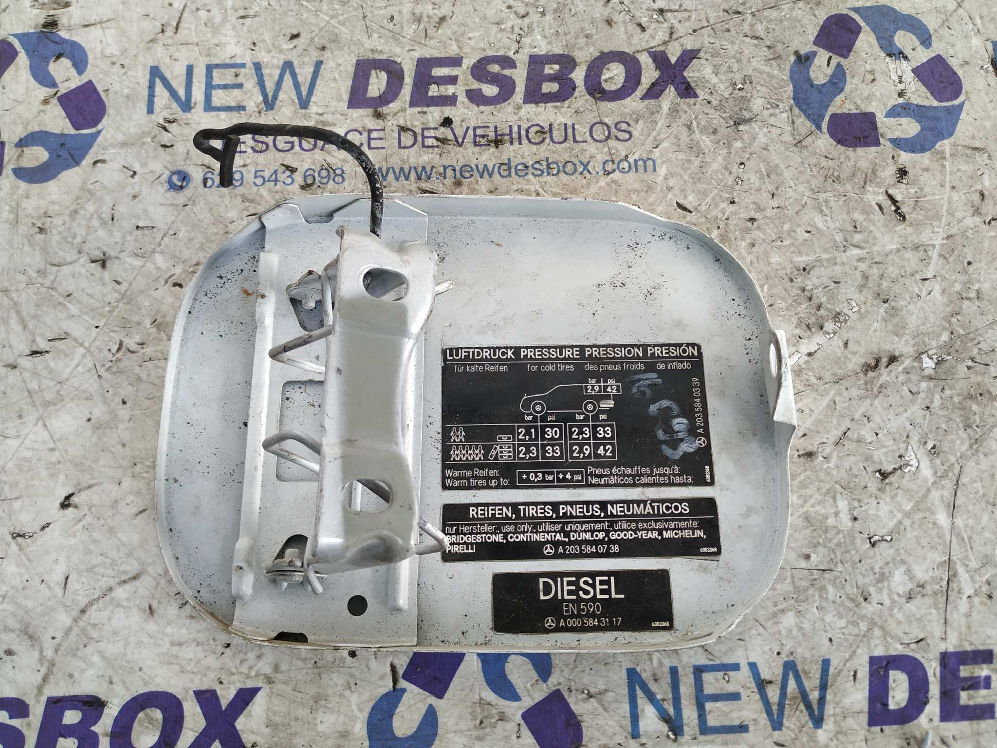 TAPA EXTERIOR COMBUSTIBLE MERCEDES-BENZ CLASE C (W203) SPORTCOUPE - vista 2