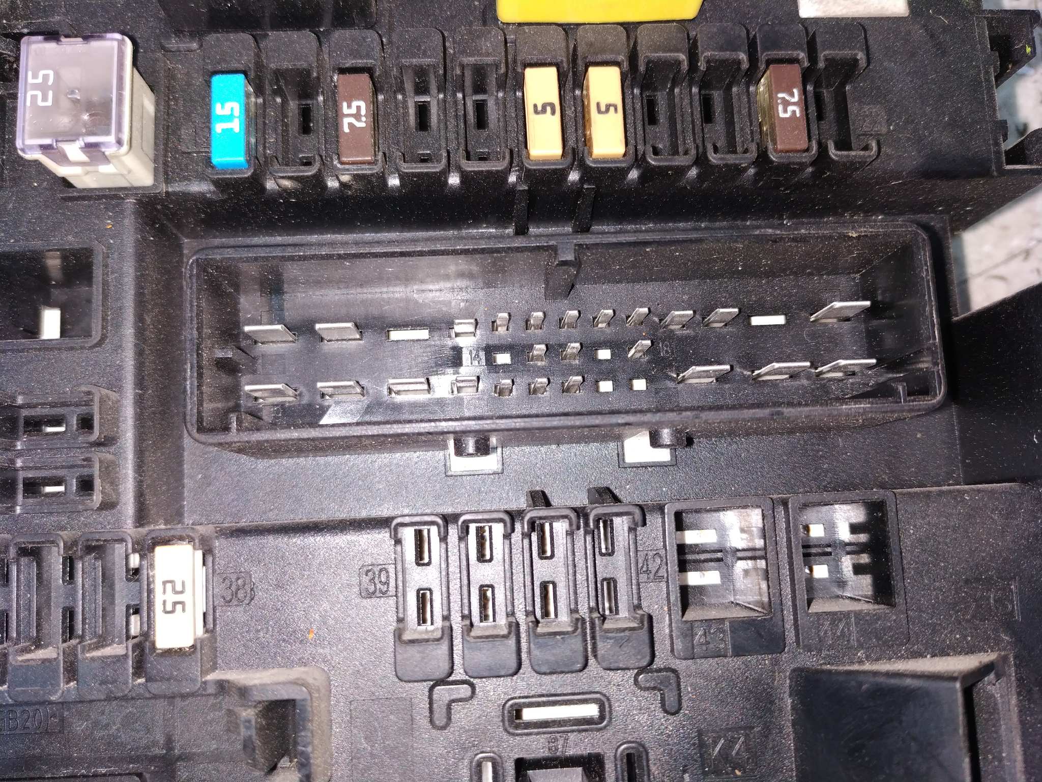 CAJA RELES / FUSIBLES OPEL ASTRA H - vista 4