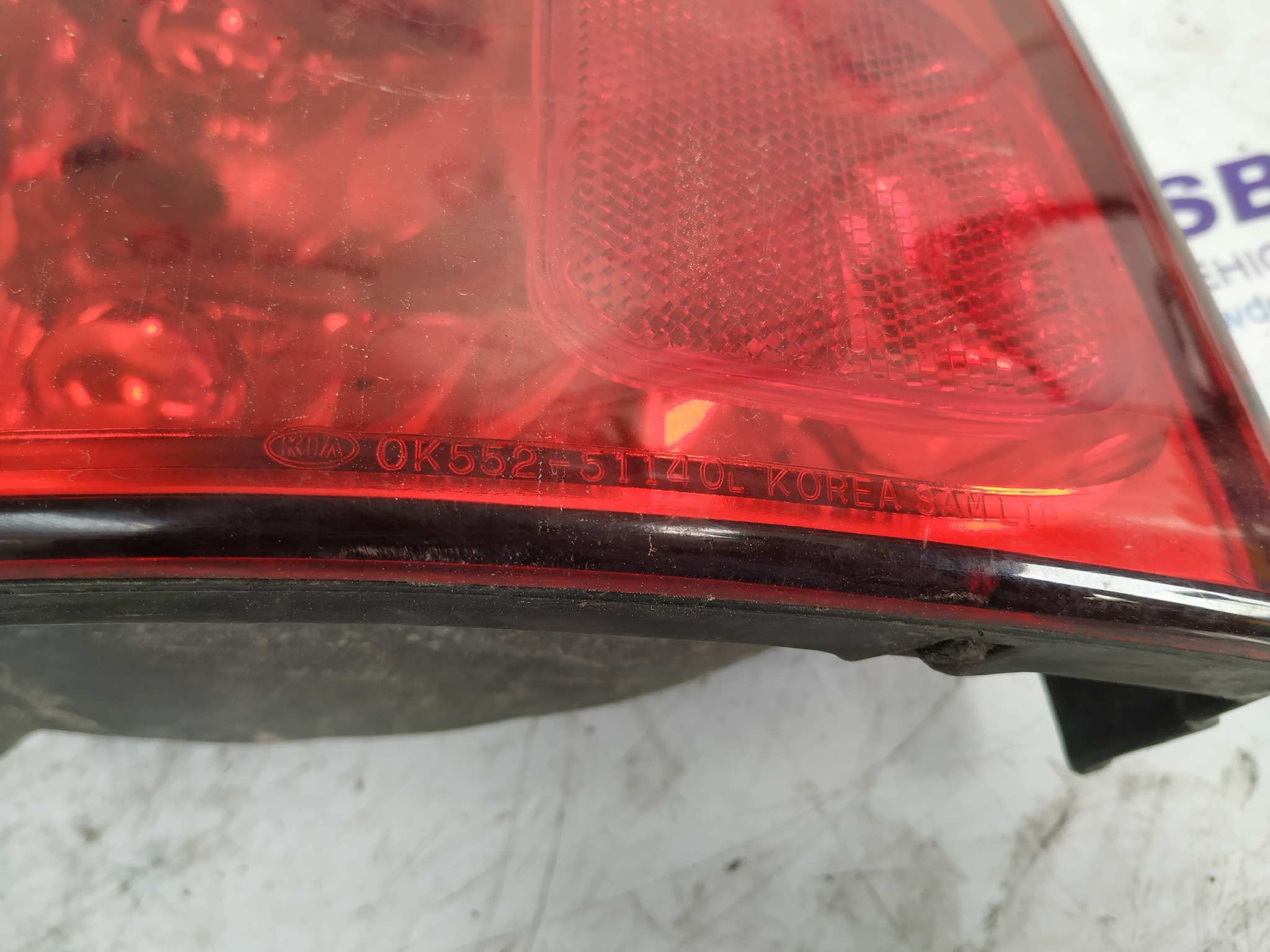 PILOTO TRASERO IZQUIERDO KIA CARNIVAL - vista 2