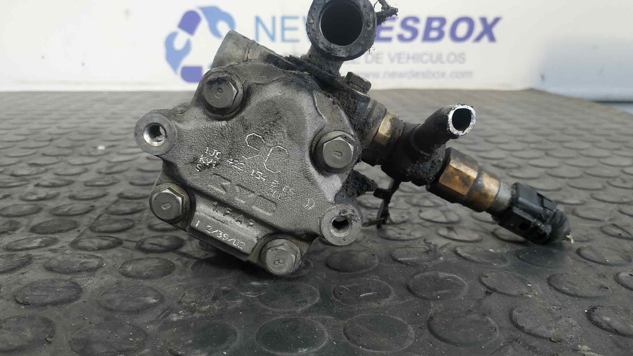 BOMBA DIRECCION VOLKSWAGEN GOLF IV BERLINA (1J1) - vista 3