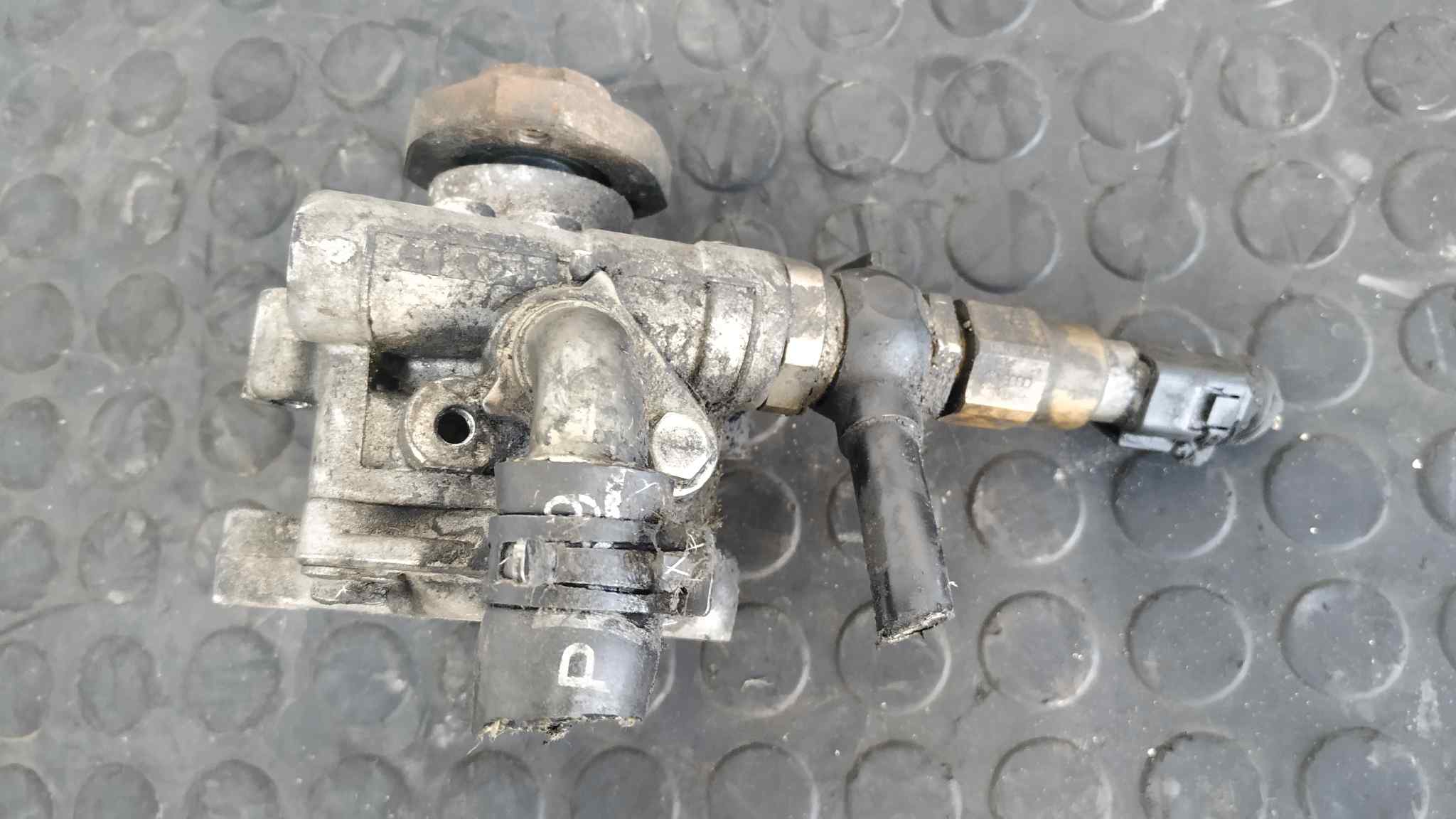 BOMBA DIRECCION VOLKSWAGEN GOLF IV BERLINA (1J1) - vista 5