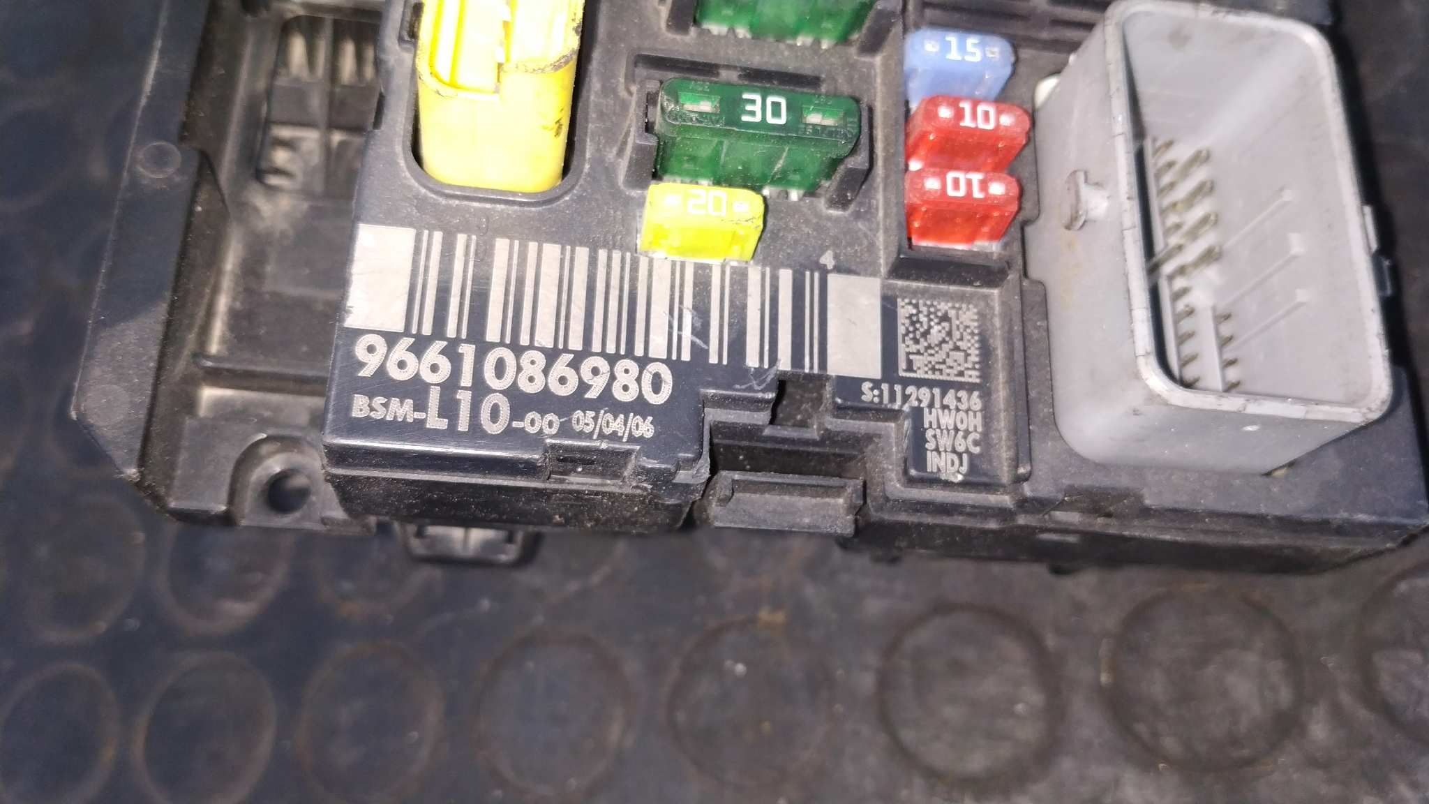 CAJA RELES / FUSIBLES PEUGEOT 207 1.6 - vista 2