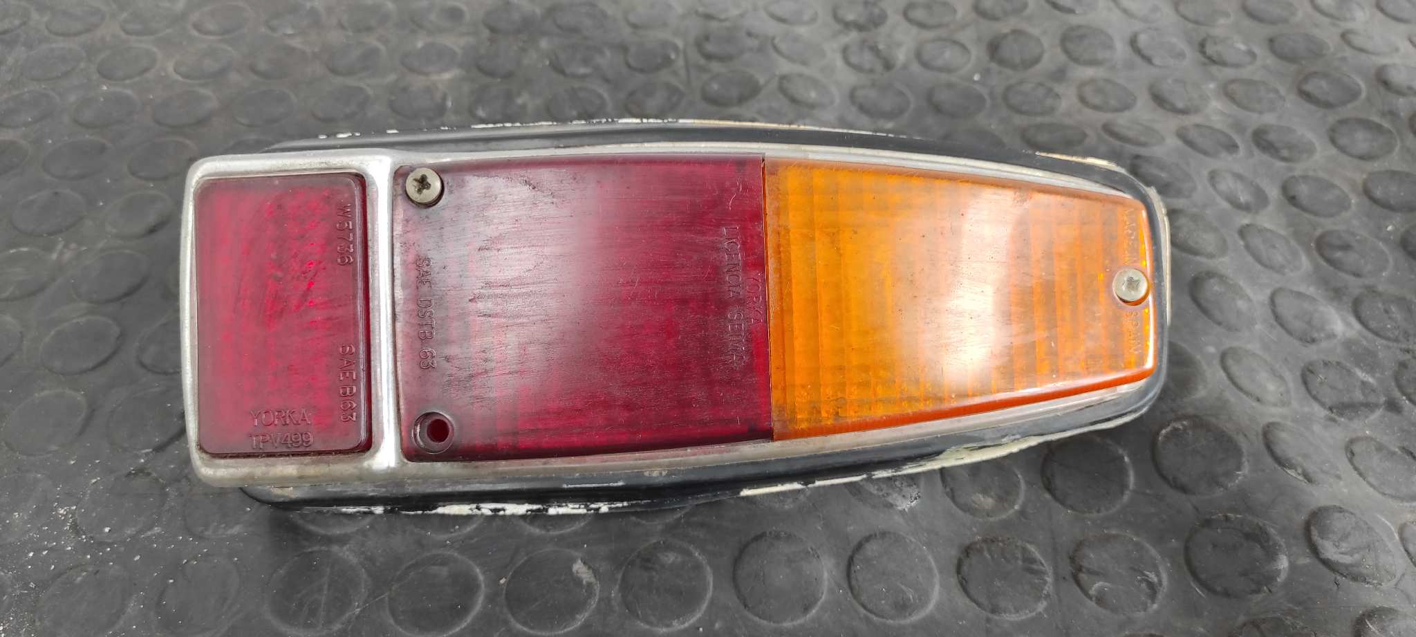 PILOTO TRASERO DERECHO RENAULT 8 956