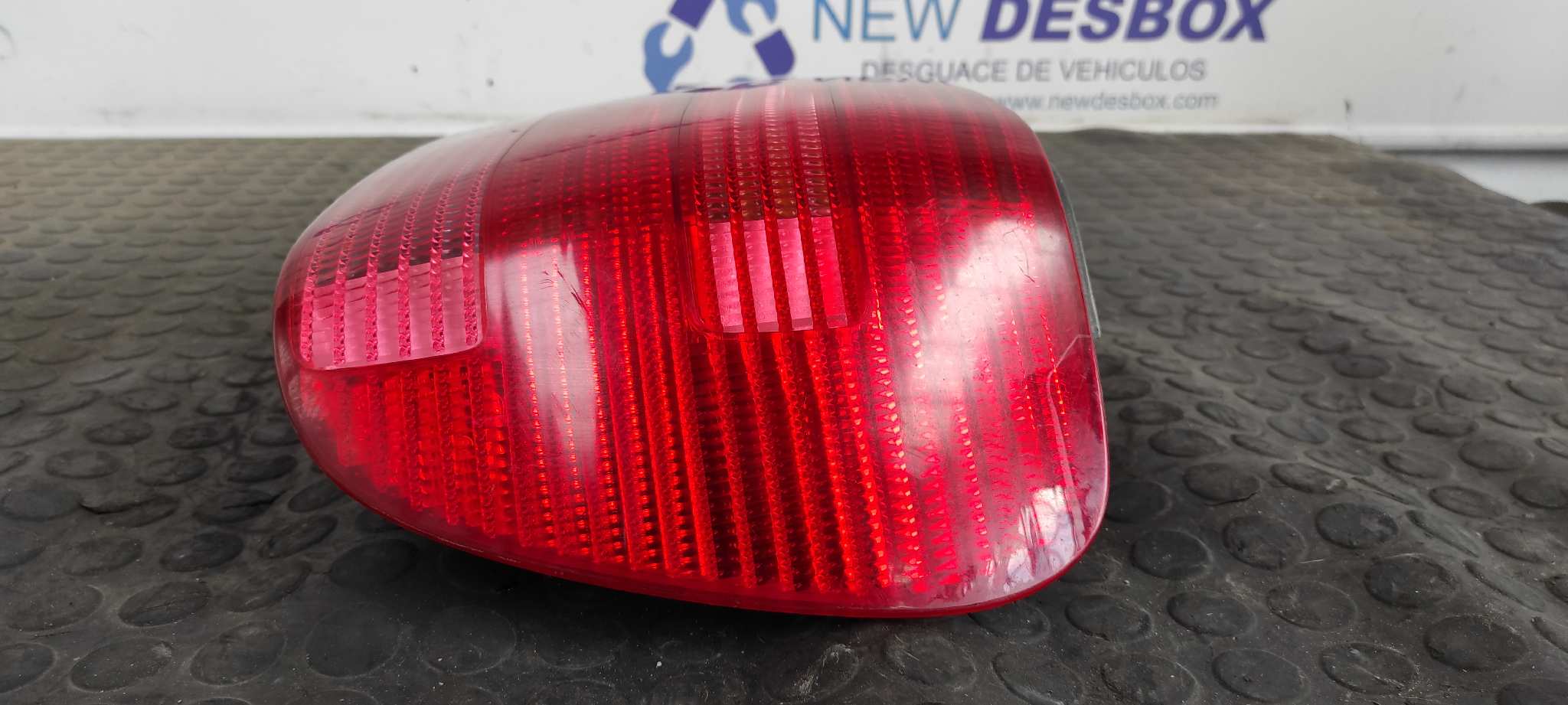 PILOTO TRASERO DERECHO VOLKSWAGEN POLO BERLINA (6N2) - vista 3