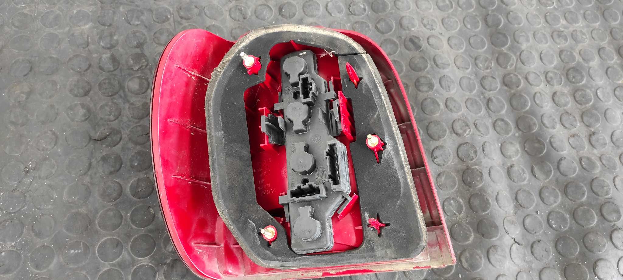 PILOTO TRASERO DERECHO VOLKSWAGEN POLO BERLINA (6N2) - vista 2