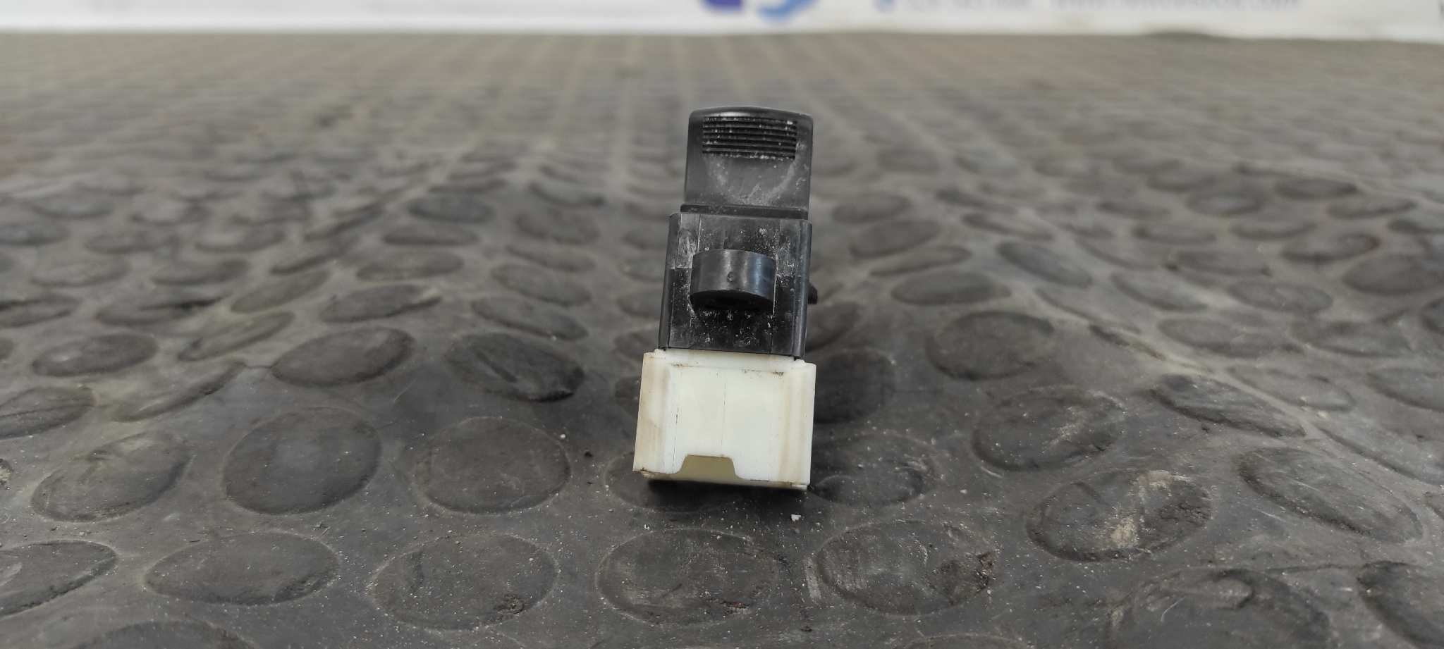 MANDO ELEVALUNAS DELANTERO DERECHO NISSAN MICRA (K12E) - vista 4