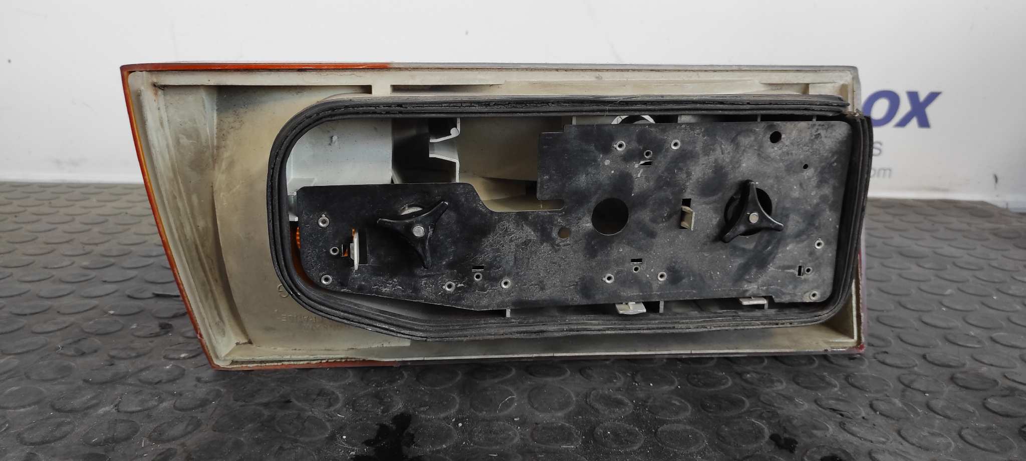 PILOTO TRASERO IZQUIERDO PEUGEOT 505 BERLINA - vista 2