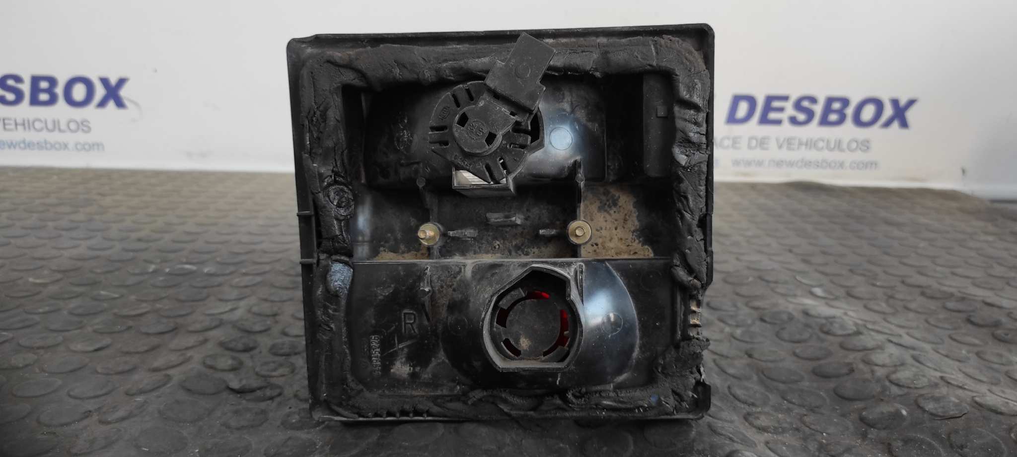 PILOTO TRASERO DERECHO INTERIOR AUDI 100 BERLINA (443) - vista 5