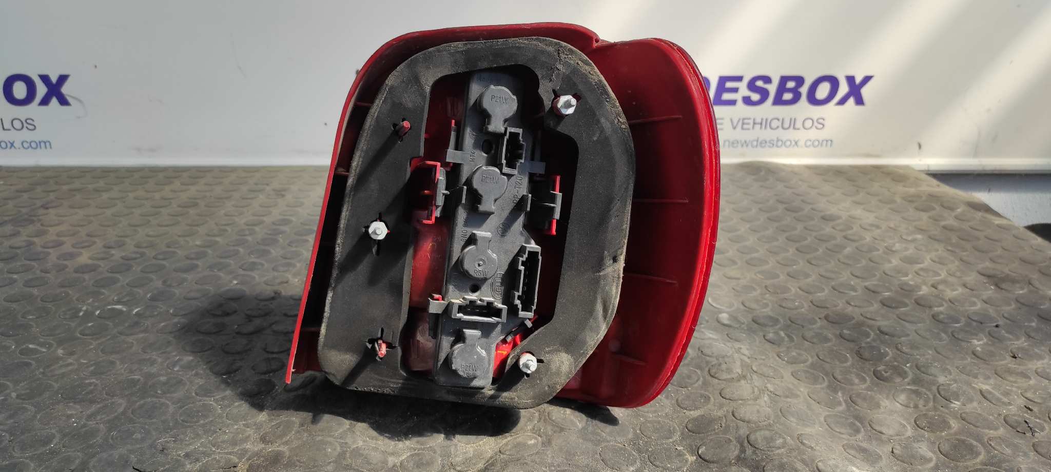 PILOTO TRASERO IZQUIERDO VOLKSWAGEN POLO BERLINA (6N2) - vista 2