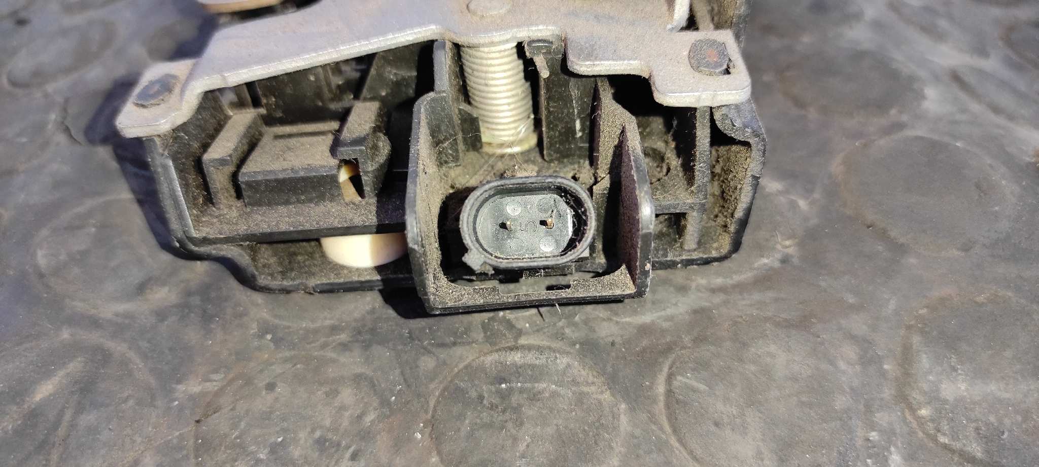 CERRADURA PUERTA DELANTERA DERECHA VOLKSWAGEN CADDY KA/KB (2K) - vista 3