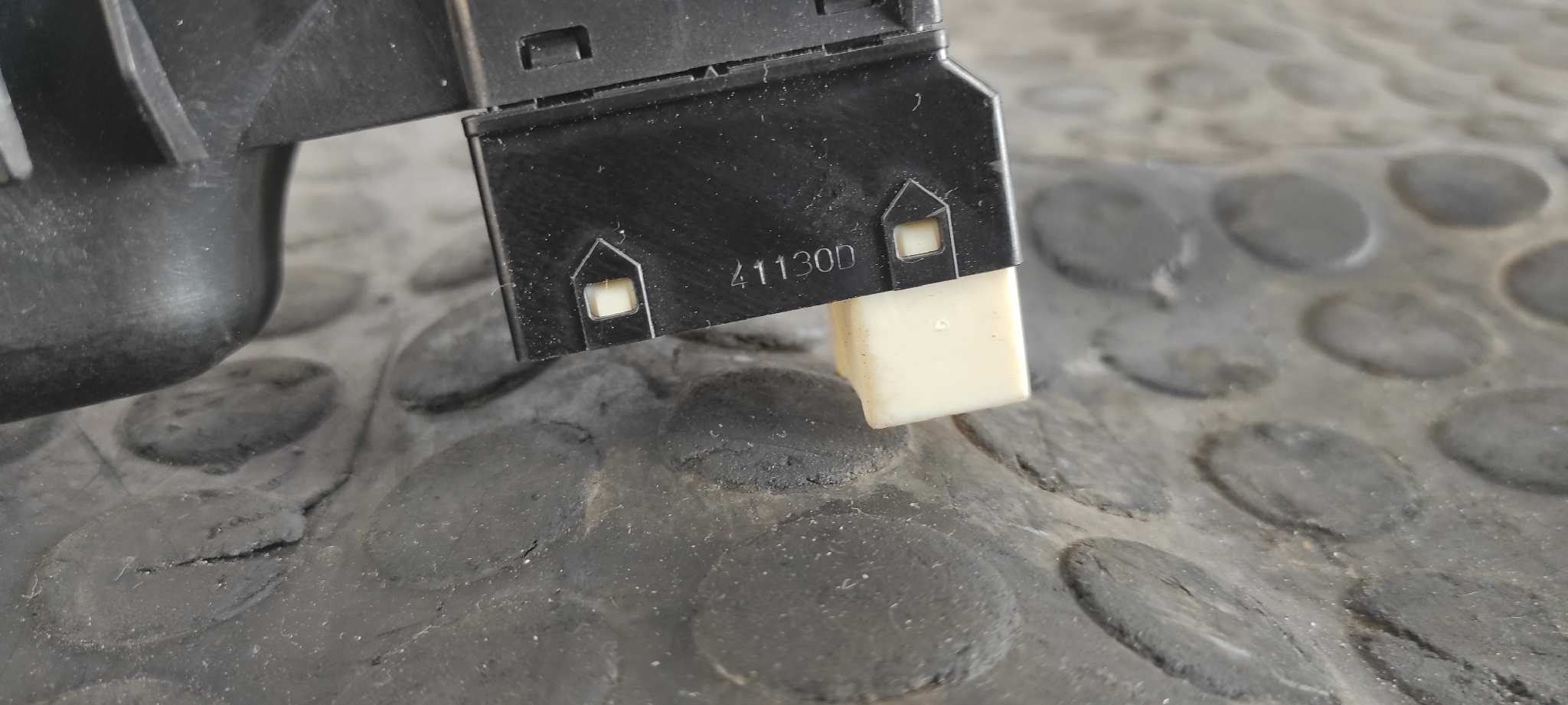 MANDO ELEVALUNAS DELANTERO DERECHO HYUNDAI ACCENT (LC) - vista 4