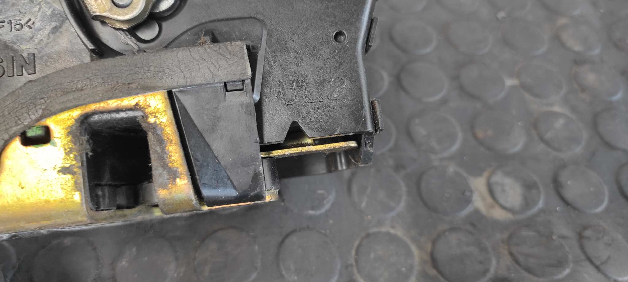 CERRADURA PUERTA DELANTERA IZQUIERDA TOYOTA AVENSIS BERLINA (T25) - vista 4