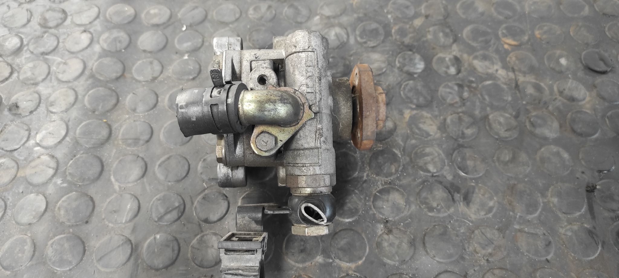 BOMBA DIRECCION VOLKSWAGEN GOLF IV BERLINA (1J1) - vista 3