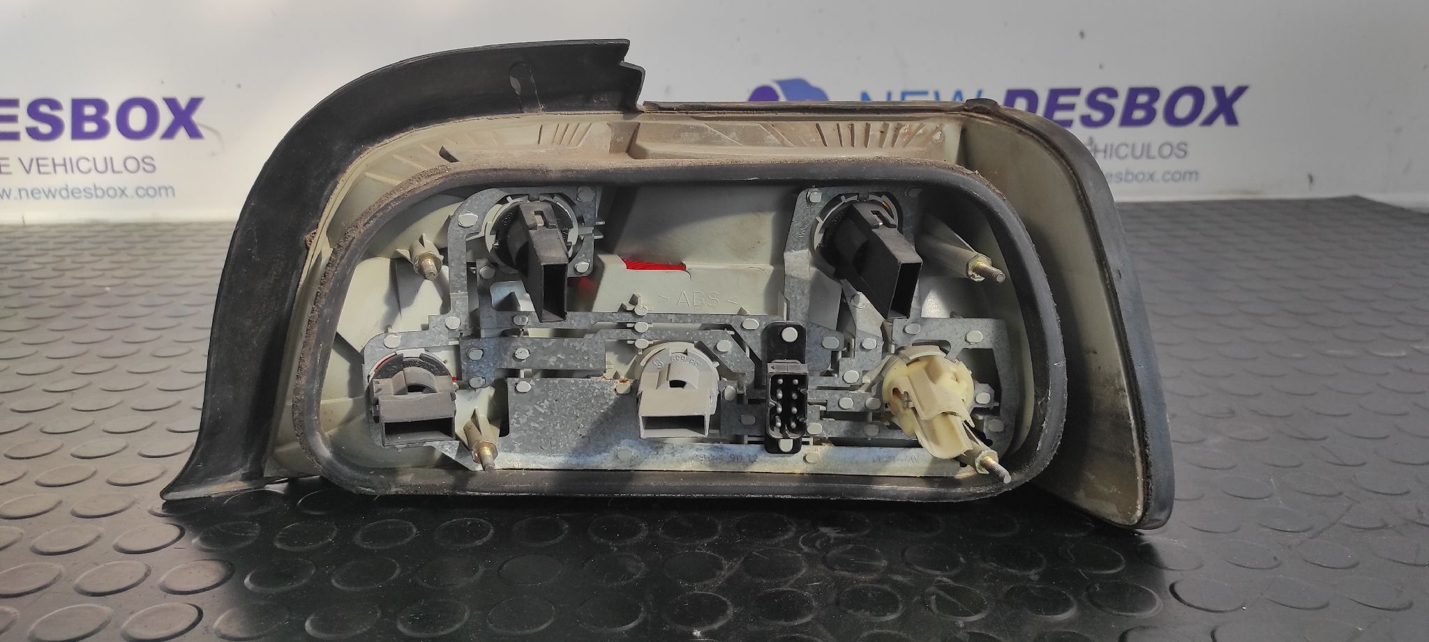 PILOTO TRASERO IZQUIERDO BMW SERIE 3 BERLINA (E36) - vista 4