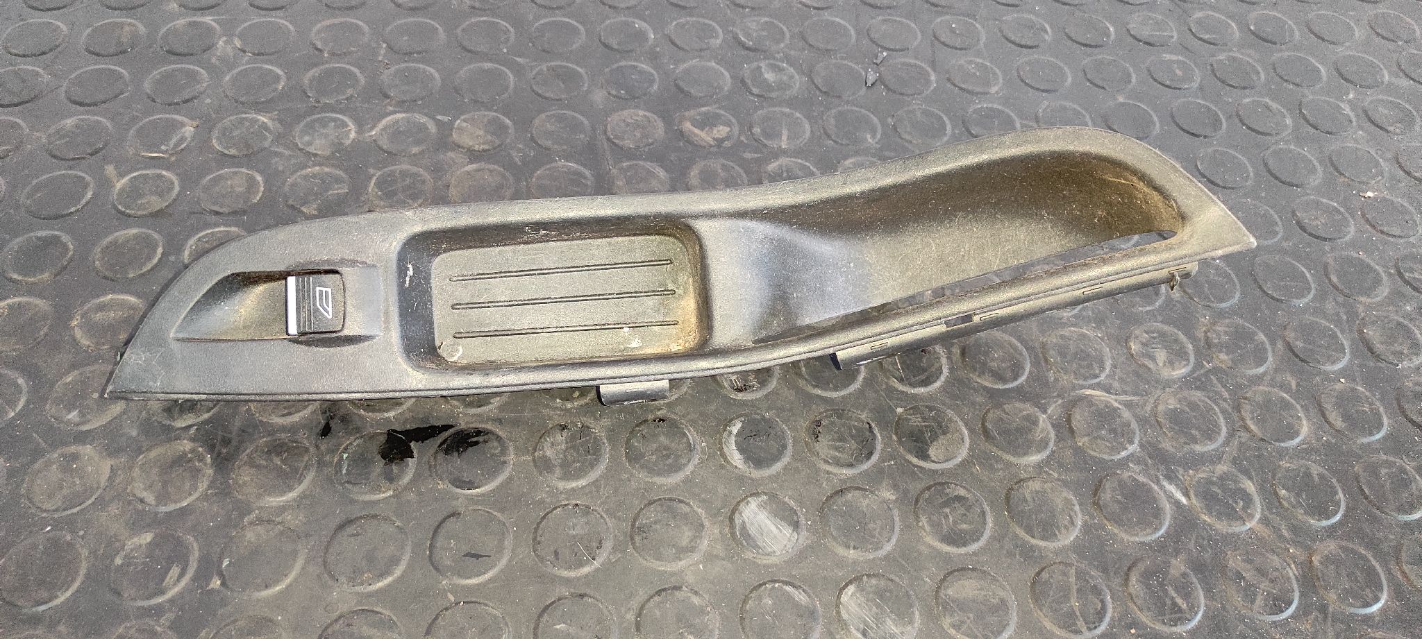 MANDO ELEVALUNAS DELANTERO DERECHO FORD FOCUS TURN.