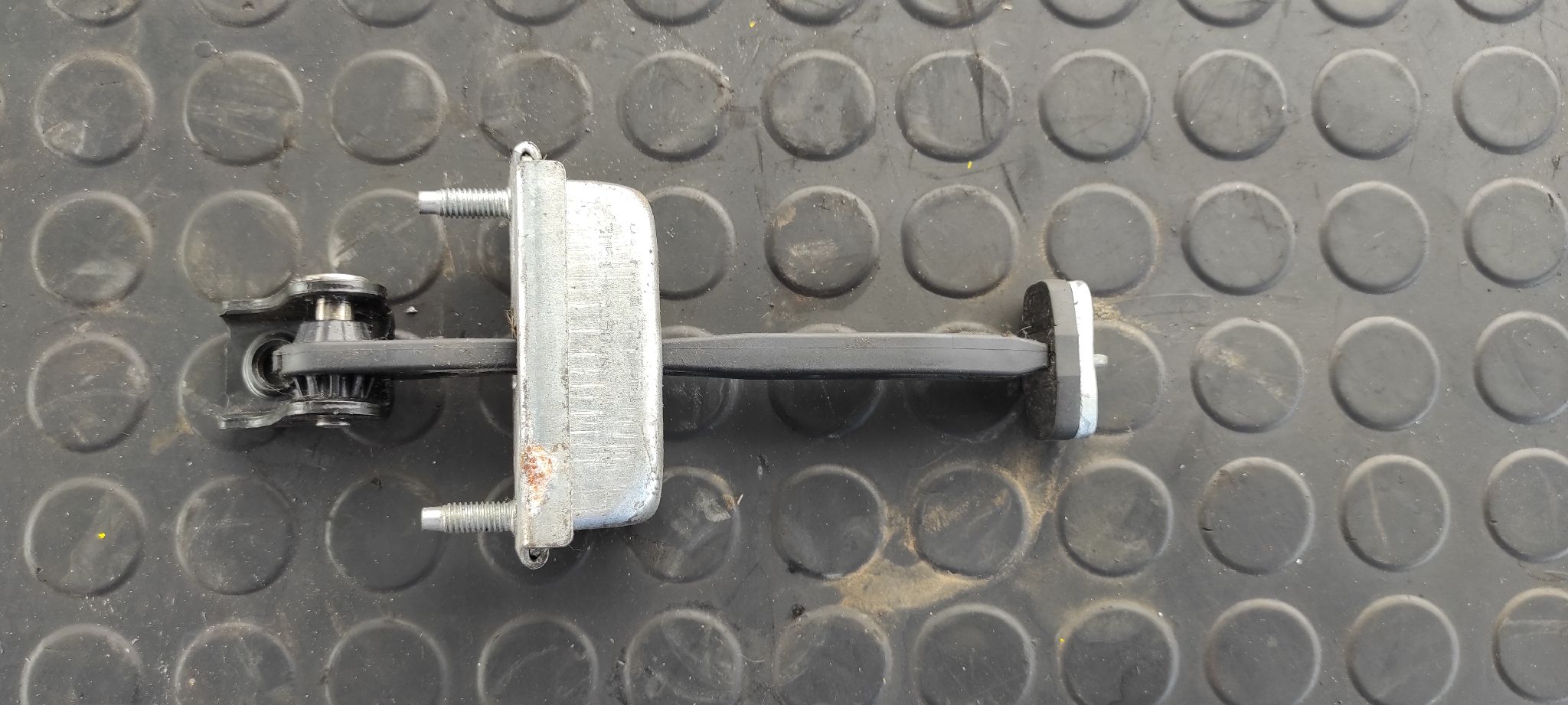 RETENEDOR PUERTA DERECHA FORD FOCUS BERLINA (CAP)