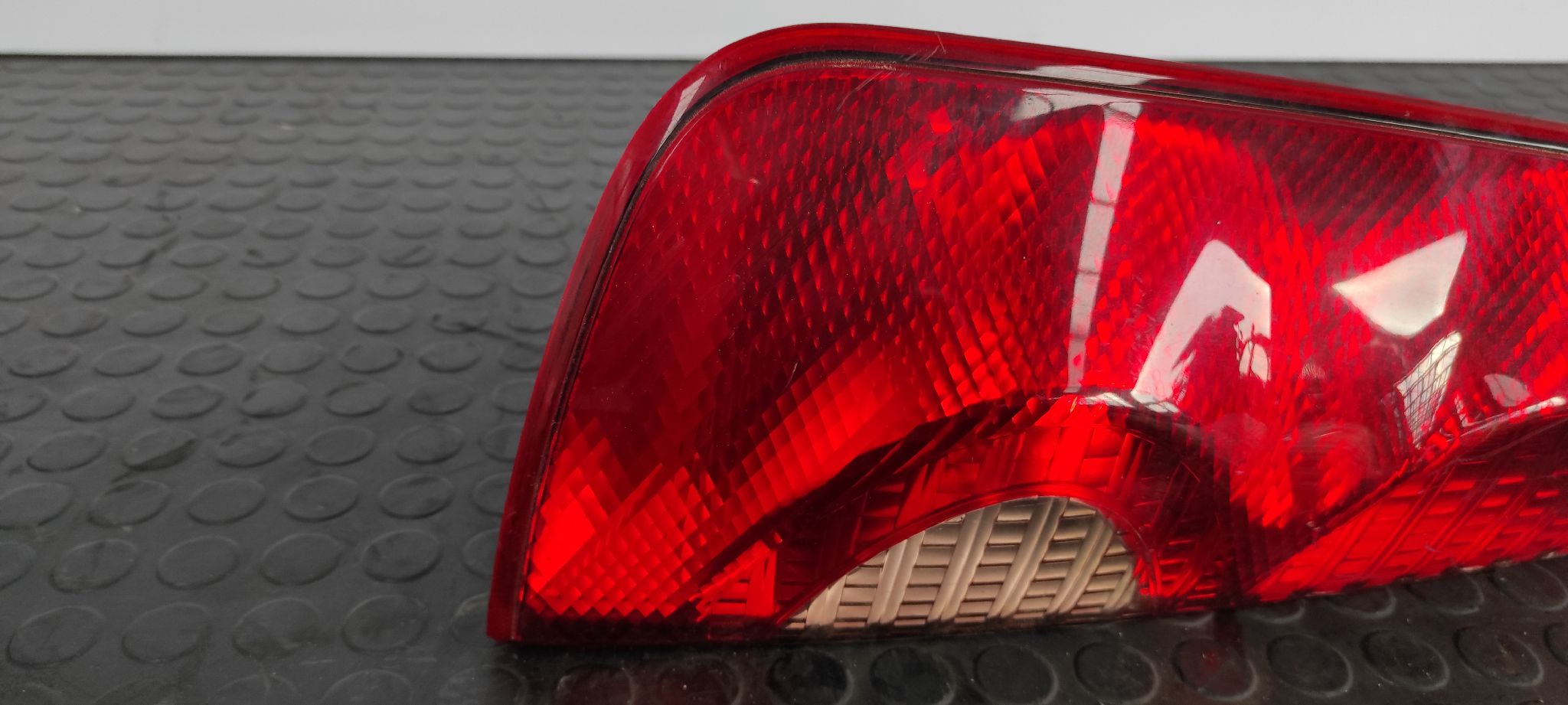 PILOTO TRASERO IZQUIERDO NISSAN NOTE (E11E) - vista 2