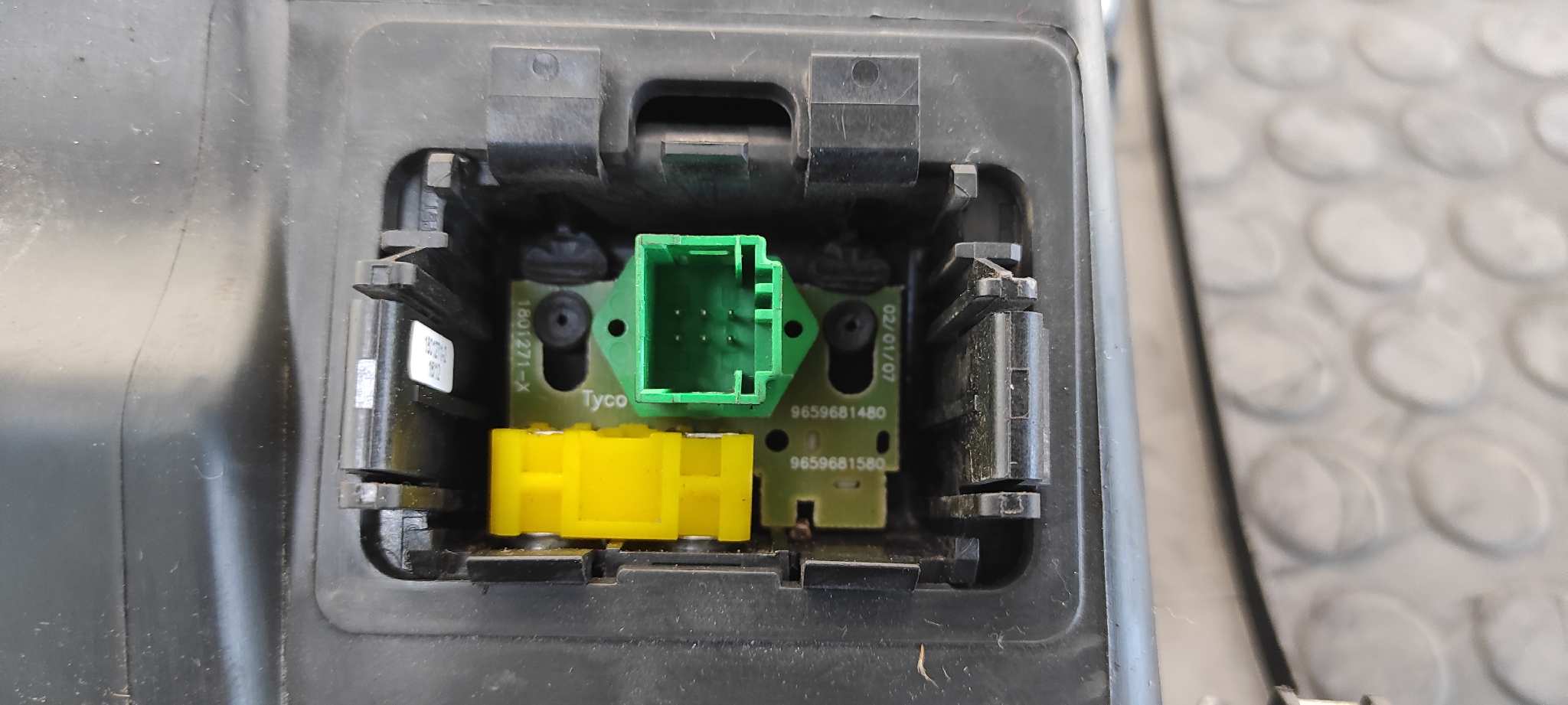 GUANTERA PEUGEOT PARTNER KOMBI - vista 3