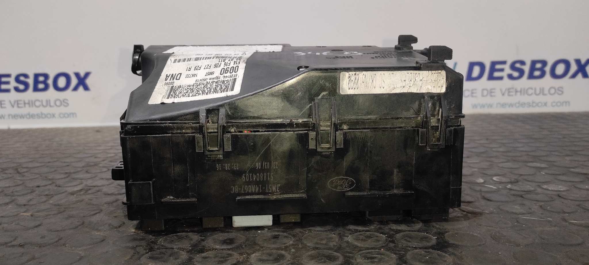 CAJA RELES / FUSIBLES FORD FOCUS BERLINA (CAP) - vista 4