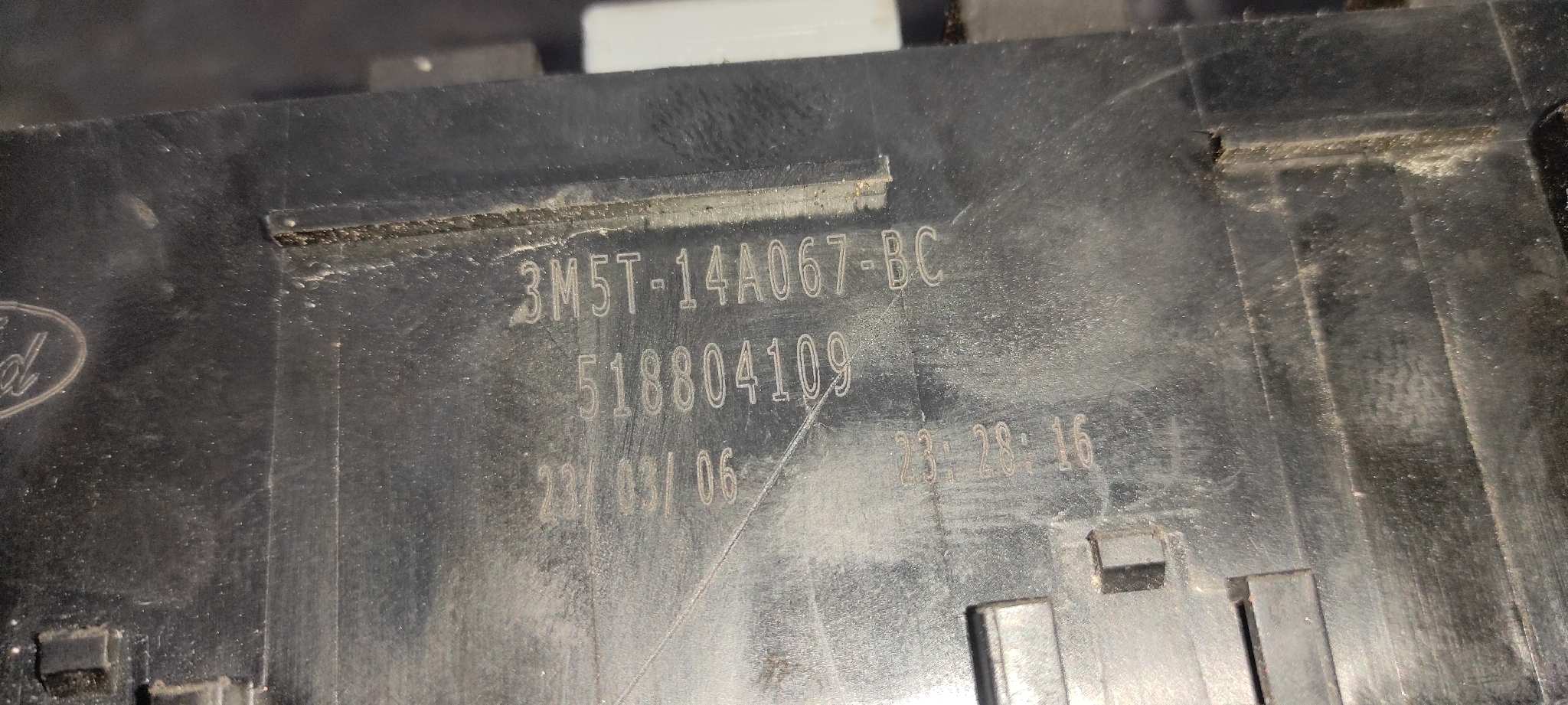 CAJA RELES / FUSIBLES FORD FOCUS BERLINA (CAP) - vista 2