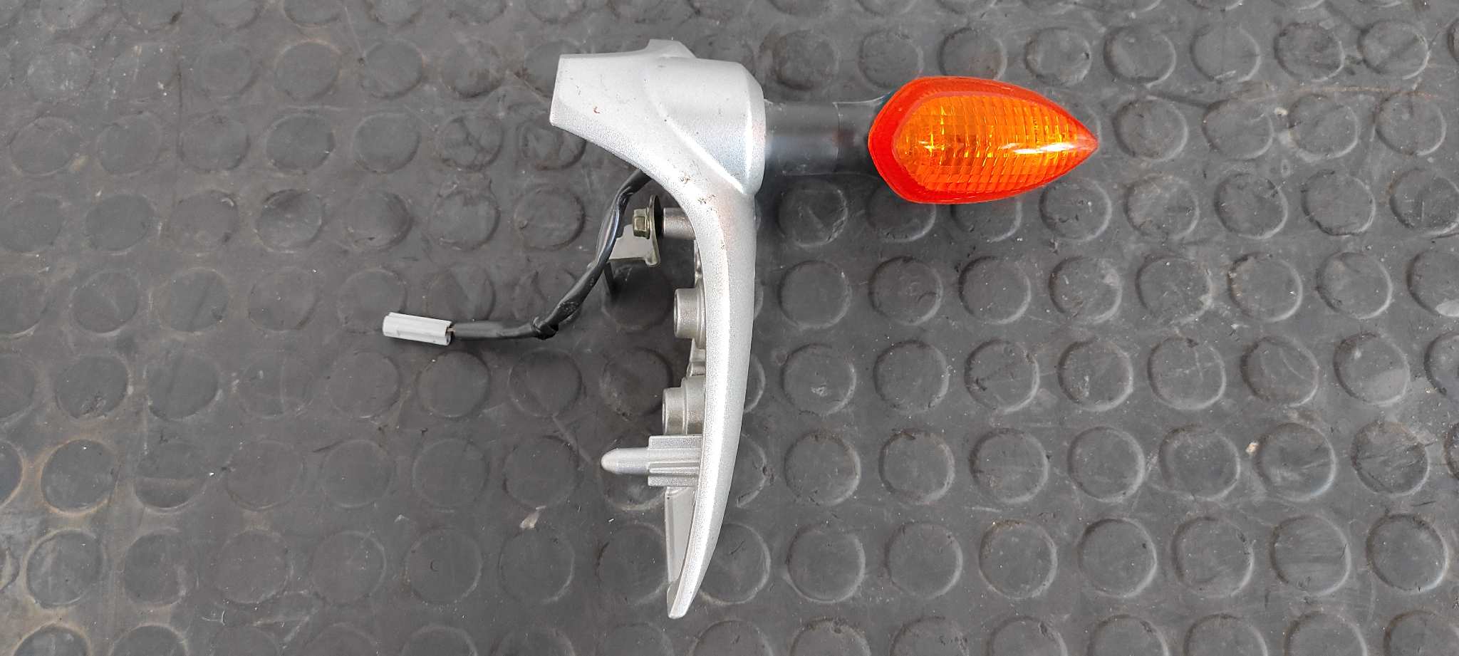 PILOTO DELANTERO IZQUIERDO YAMAHA FZ 1 / FZ 6 FAZER