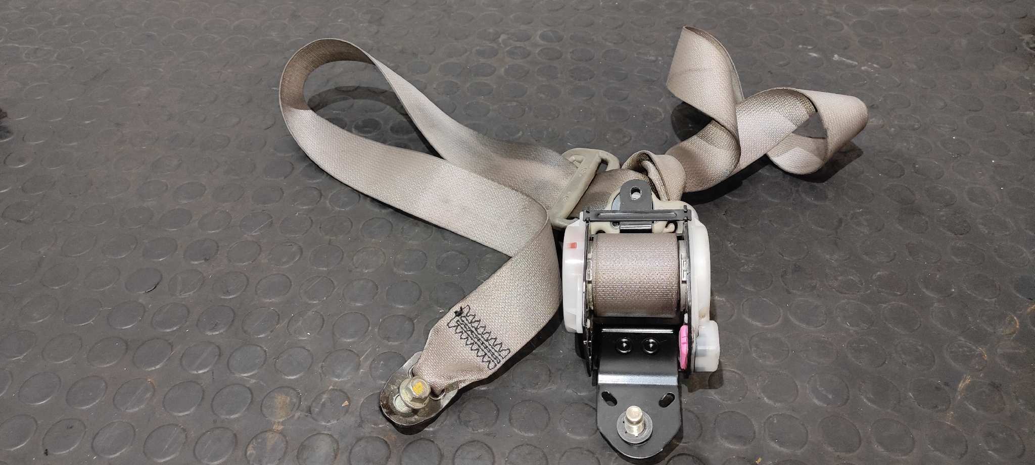 CINTURON DELANTERO DERECHO NISSAN CABSTAR