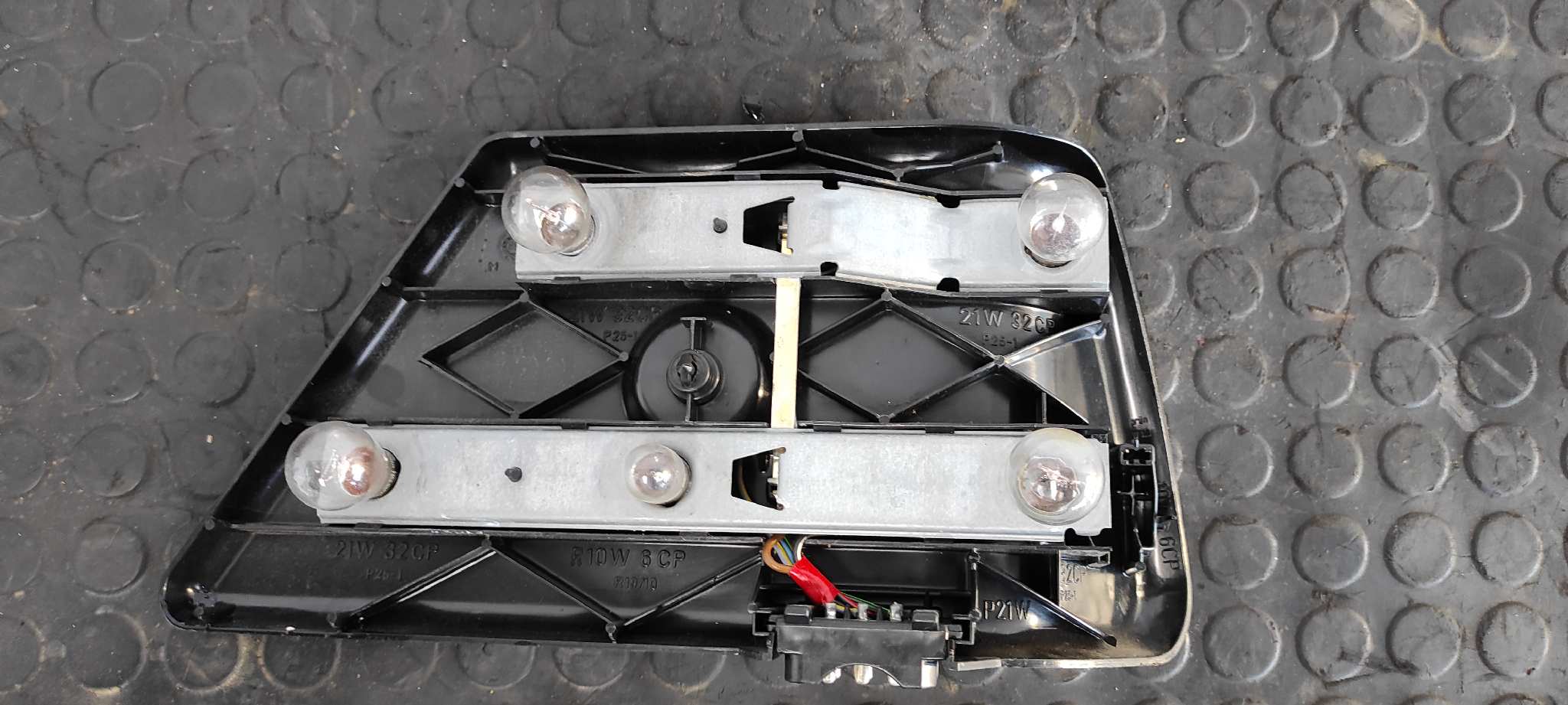 PILOTO TRASERO DERECHO MERCEDES-BENZ CLASE E (W124) BERLINA - vista 2