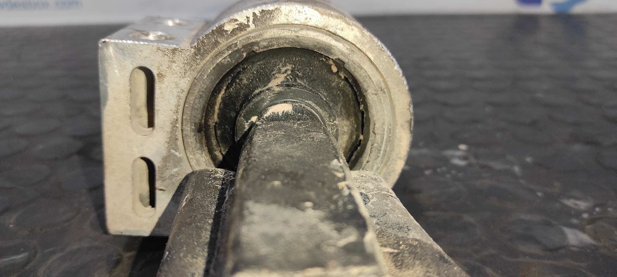 BRAZO IZQUIERDO INFERIOR DELANTERO CHEVROLET CAPTIVA - vista 2