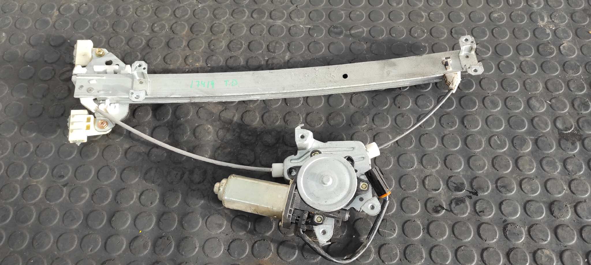 ELEVALUNAS TRASERO DERECHO NISSAN PICK-UP (D22)