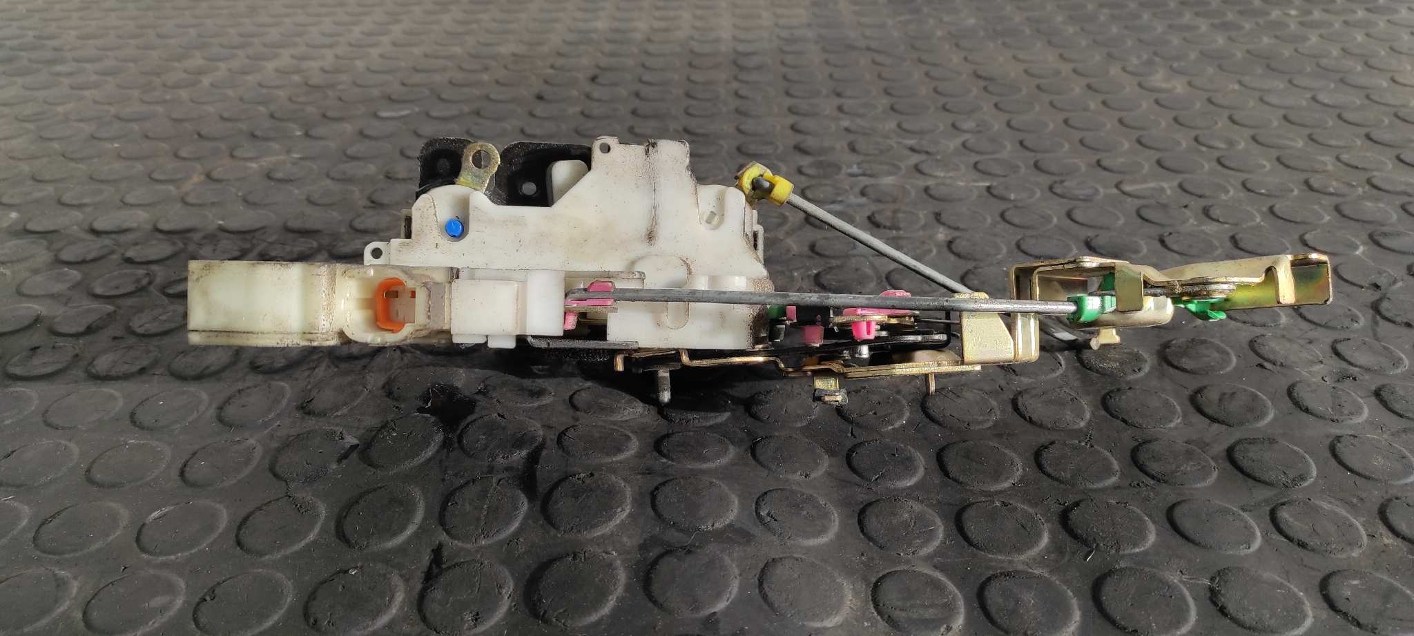 CERRADURA PUERTA TRASERA DERECHA NISSAN PICK-UP (D22) - vista 5