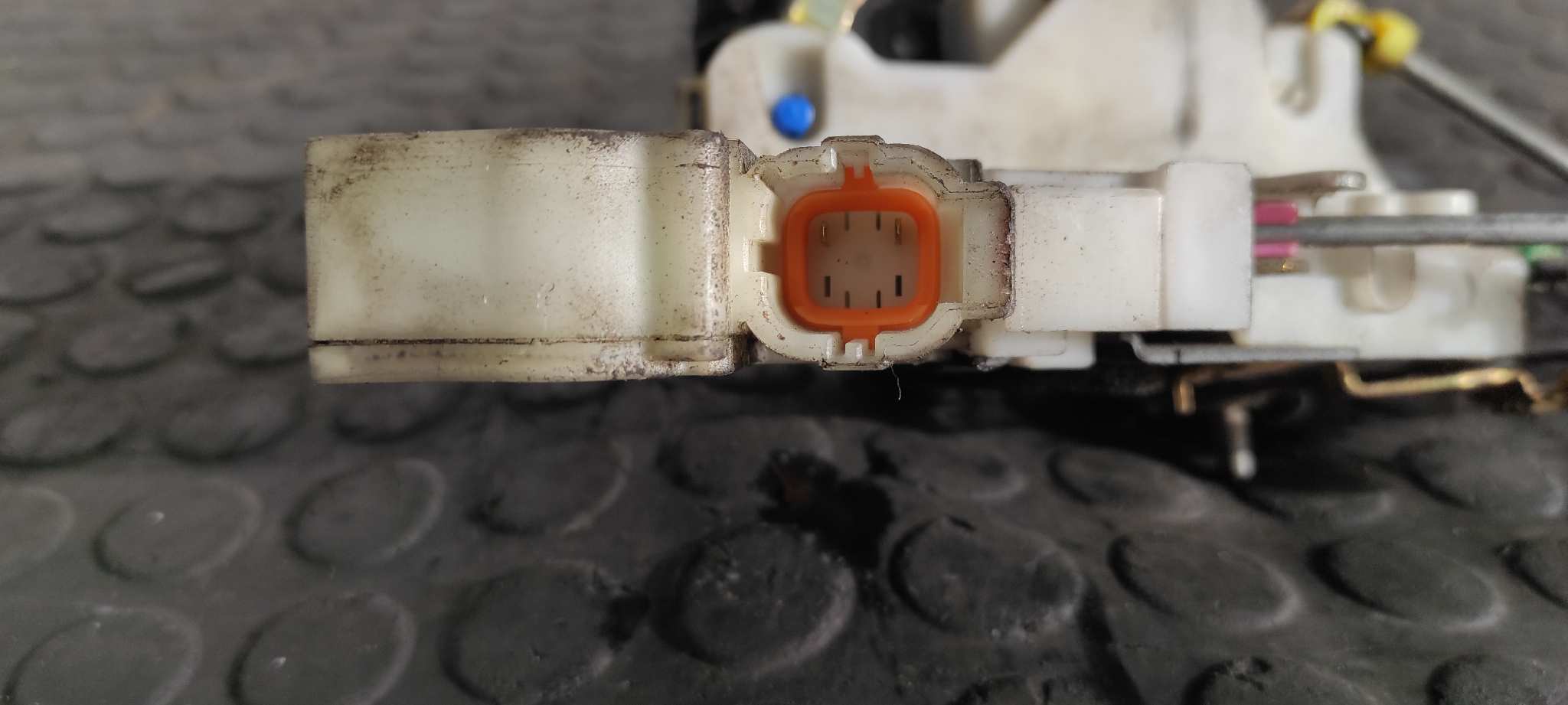 CERRADURA PUERTA TRASERA DERECHA NISSAN PICK-UP (D22) - vista 2