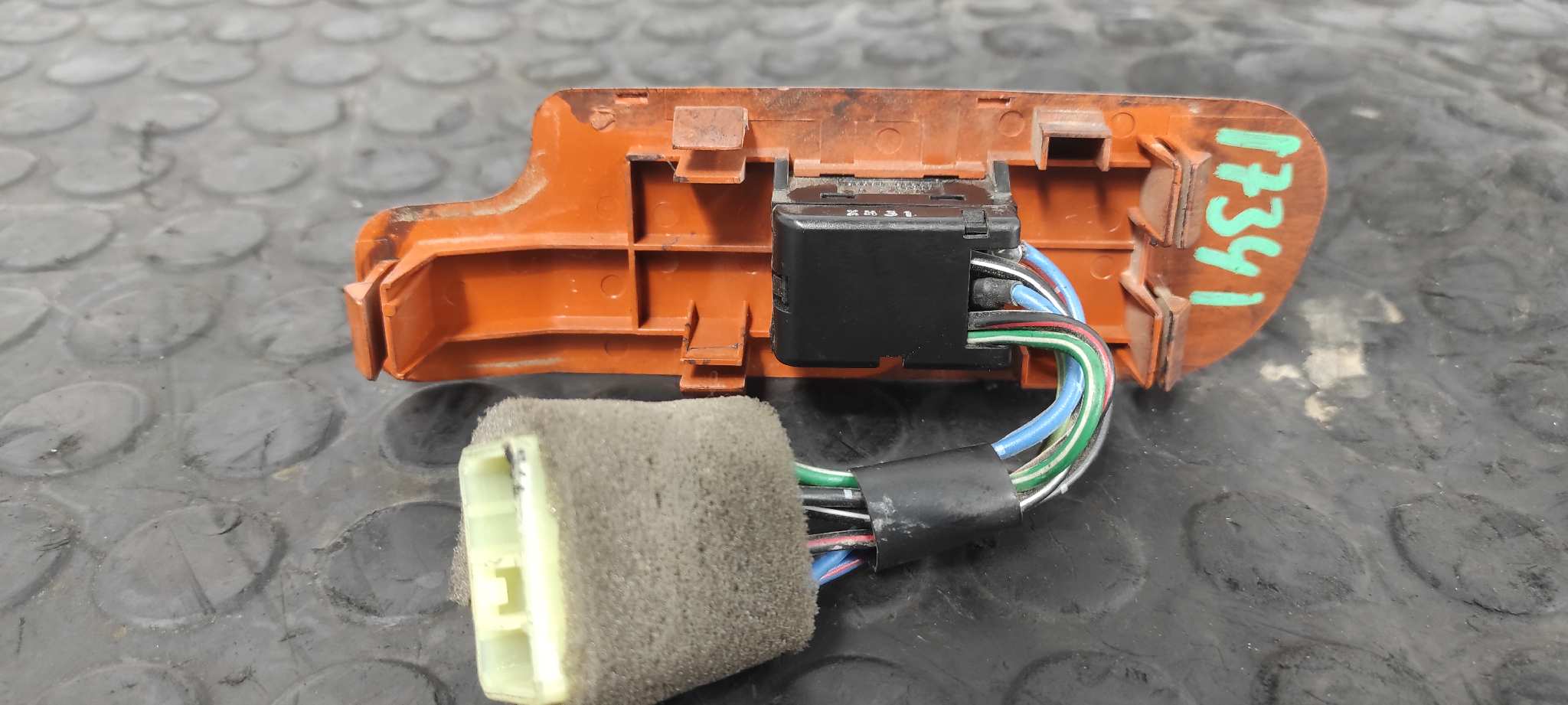 MANDO ELEVALUNAS TRASERO DERECHO SSANGYONG MUSSO - vista 6