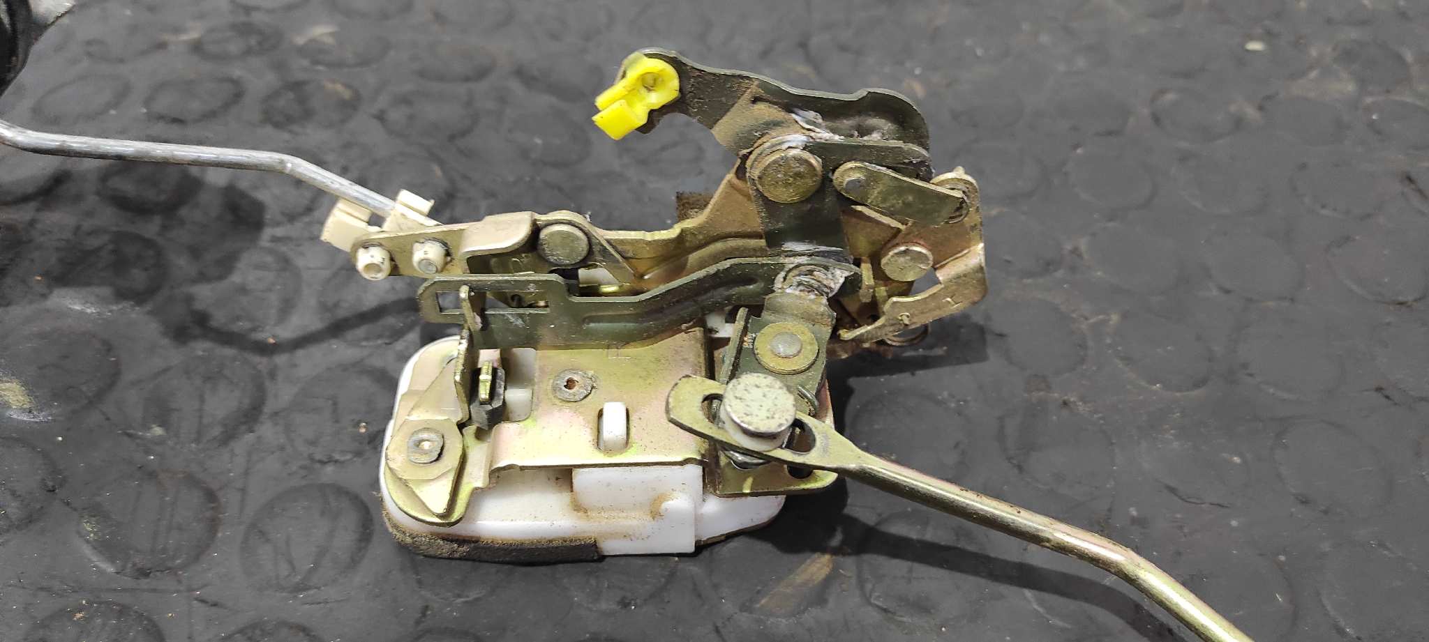 CERRADURA PUERTA TRASERA DERECHA SSANGYONG MUSSO - vista 3