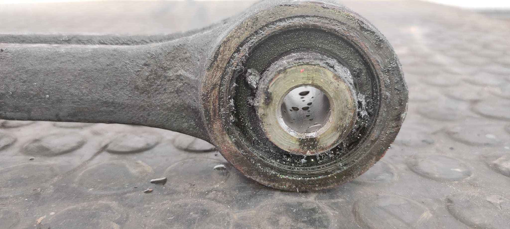 BRAZO DERECHO INFERIOR DELANTERO KIA CARNIVAL - vista 3