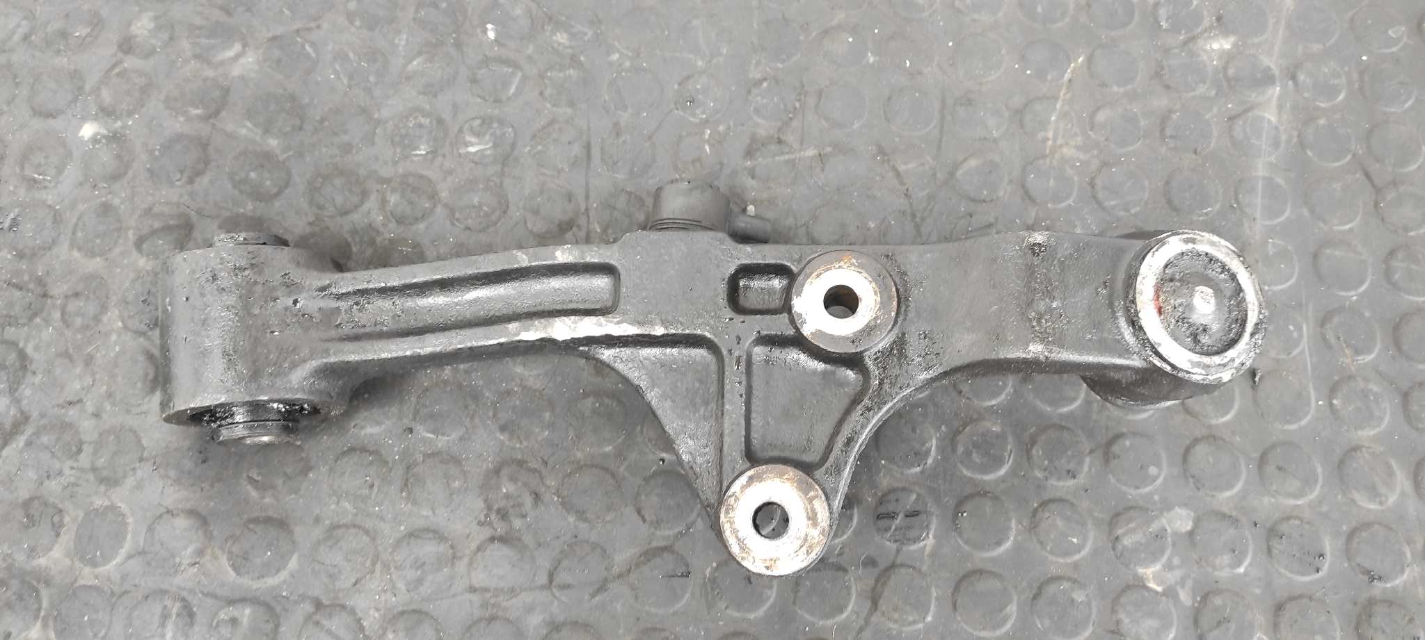 BRAZO DERECHO INFERIOR DELANTERO KIA CARNIVAL - vista 4