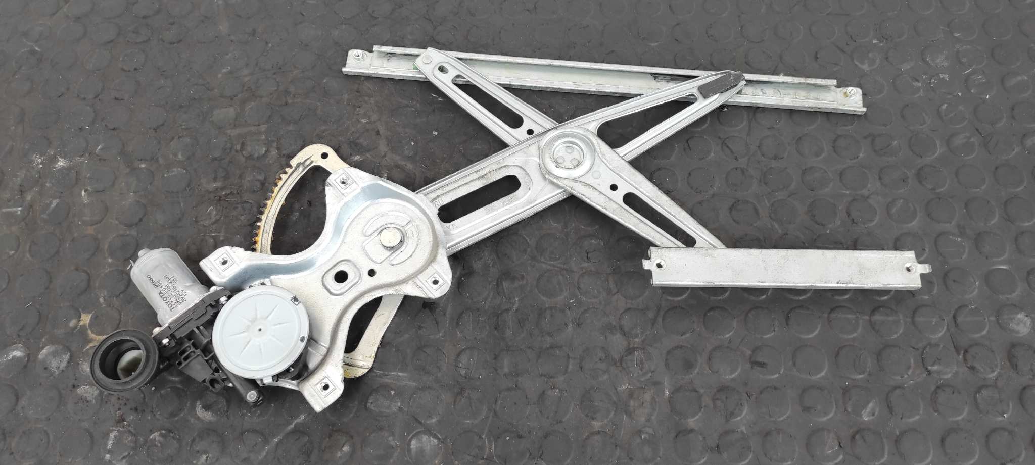 ELEVALUNAS DELANTERO DERECHO TOYOTA YARIS (KSP9/SCP9/NLP9)