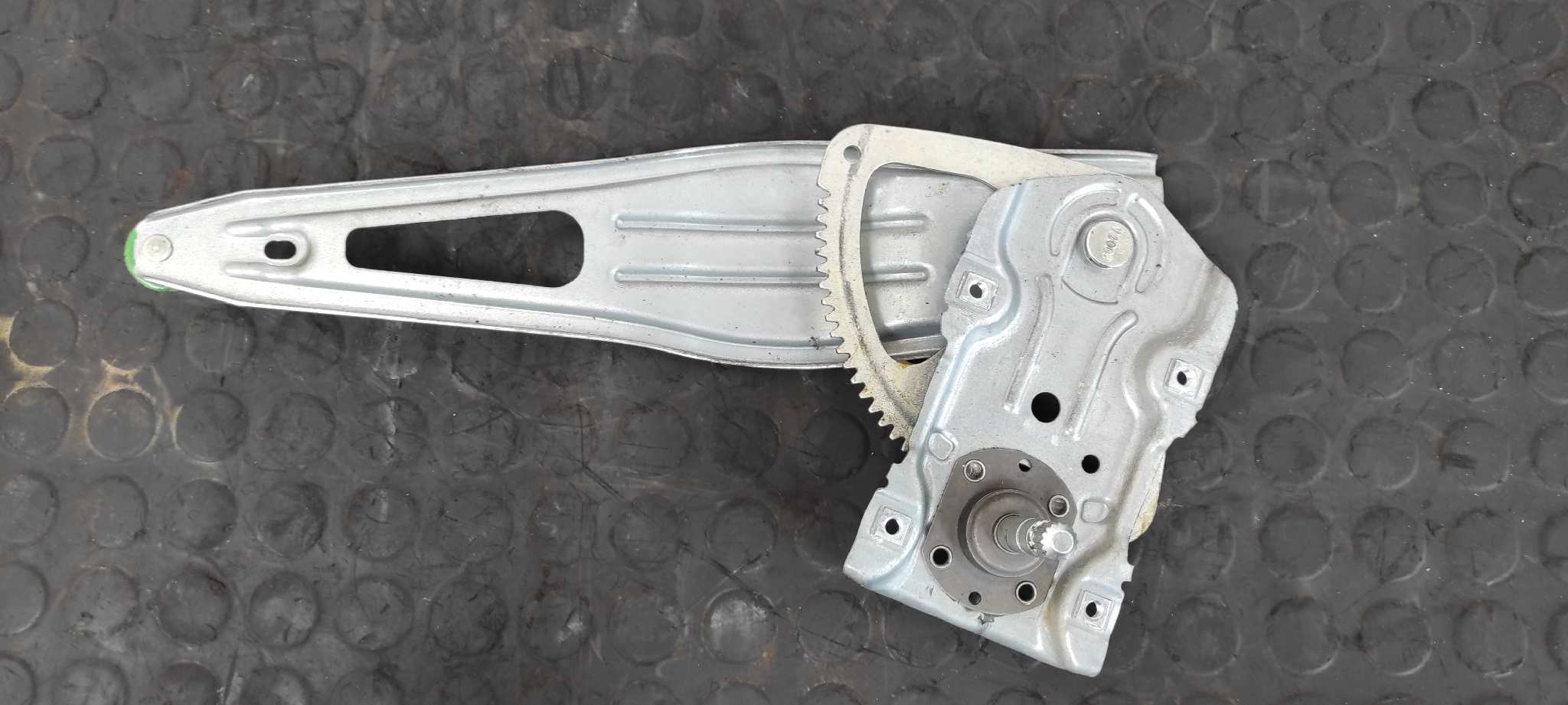 ELEVALUNAS TRASERO IZQUIERDO TOYOTA YARIS (KSP9/SCP9/NLP9)