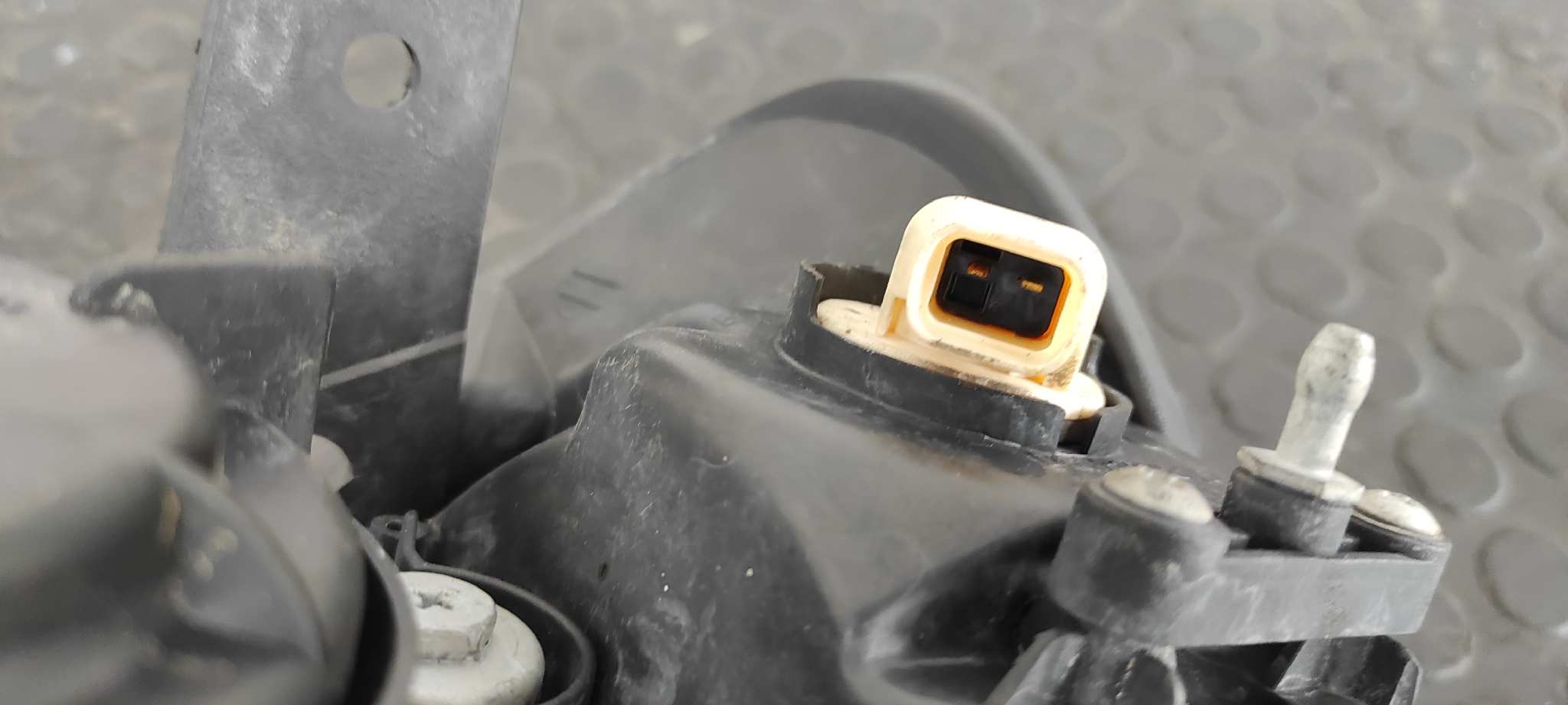 FARO DERECHO CHEVROLET CAPTIVA - vista 3