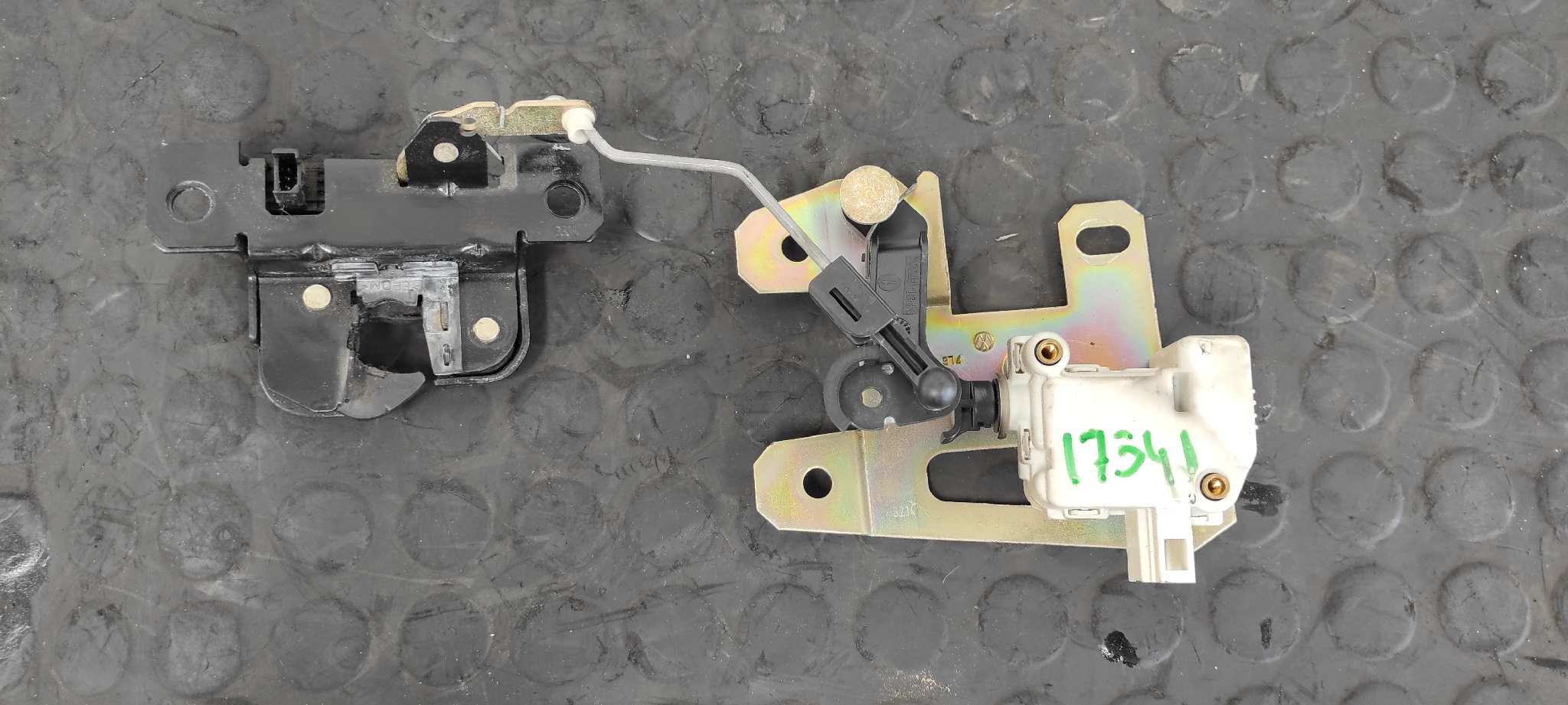 CERRADURA MALETERO / PORTON VOLKSWAGEN TOUAREG (7LA)