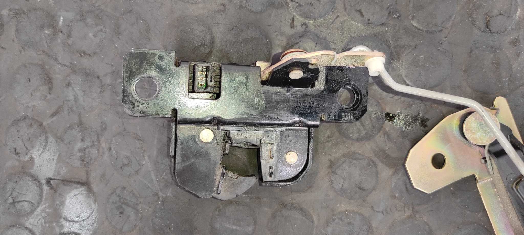 CERRADURA MALETERO / PORTON VOLKSWAGEN TOUAREG (7LA) - vista 3