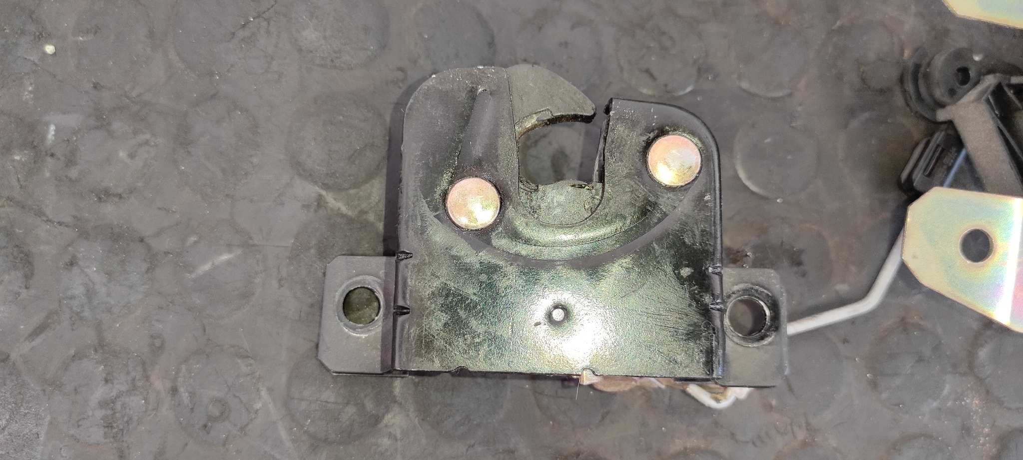 CERRADURA MALETERO / PORTON VOLKSWAGEN TOUAREG (7LA) - vista 2