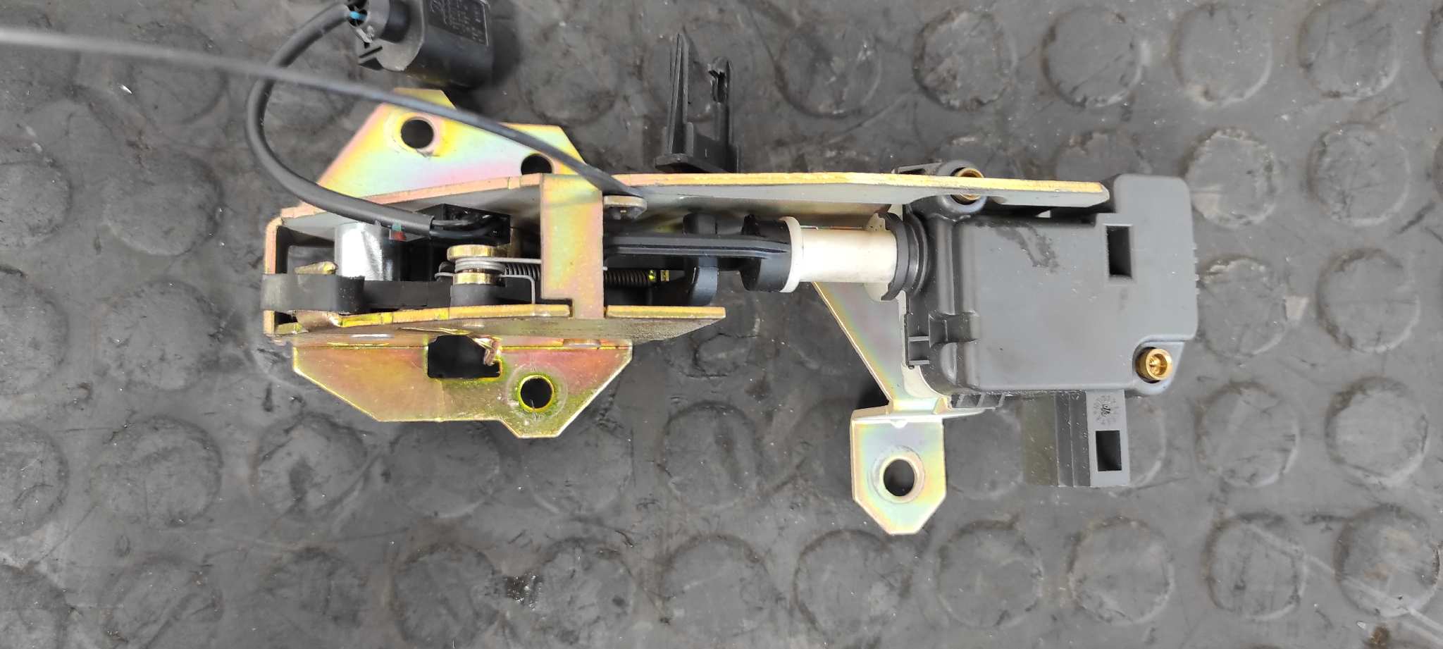 CERRADURA MALETERO / PORTON VOLKSWAGEN TOUAREG (7LA) - vista 3